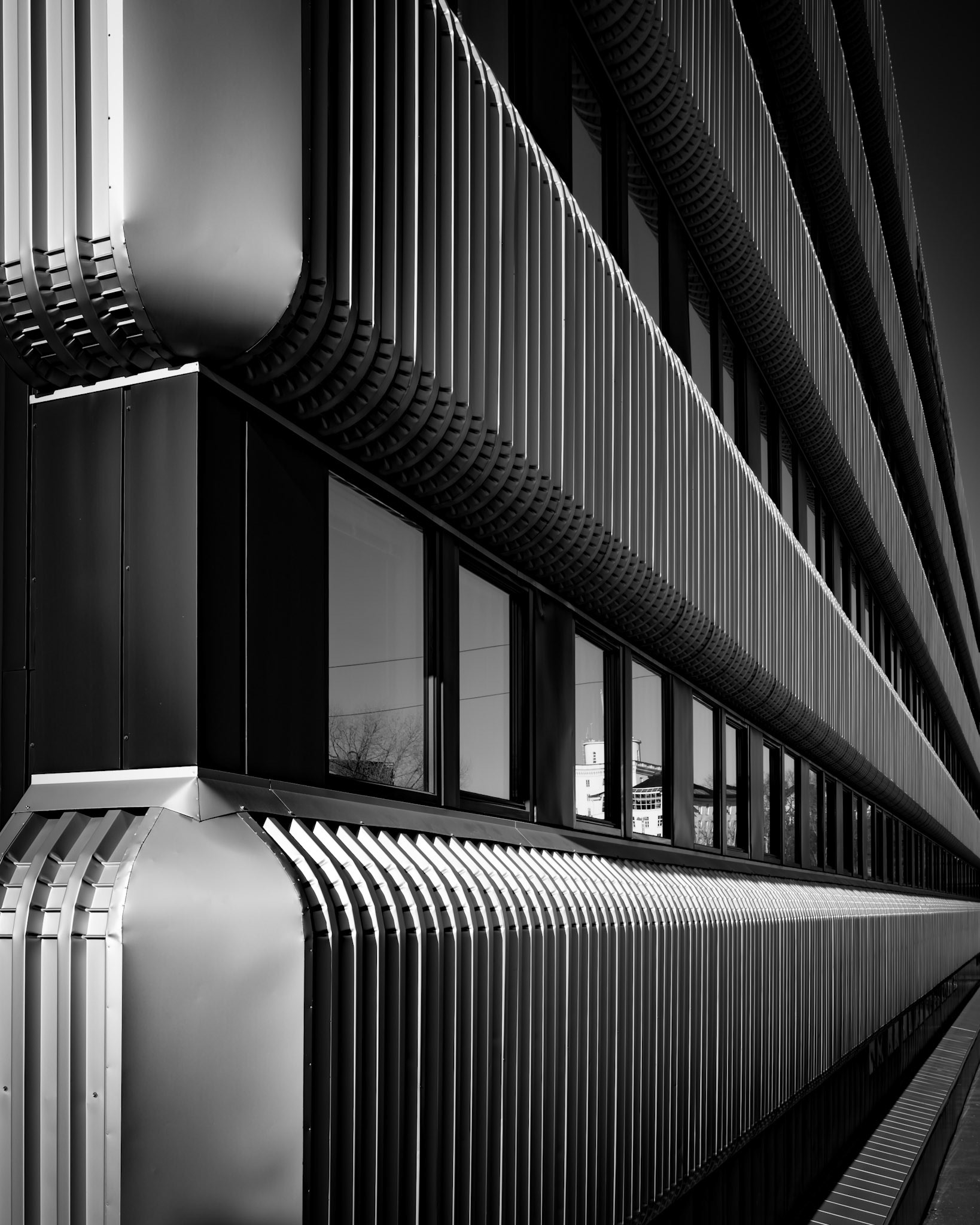 "Bak den strålende fasaden var det dessverre like flott."  Nils-Fredrik Nielsen  _______________________ #blackandwhite  #bnw #bnwphotography #bnwmood #bnwsouls #bnwphoto  #bnwzone #bnwlife #bnw_captures #sorthvitt#bnwphotography   #blackandwhitephotography #blackandwhiteonly #fotopluss #photooftheday #sitat #MyLeicaPhoto #leica #leicaq2monochrome  #leica_fotografie_international #leicaphotography #leicaworld #leica_camera  #leicastoreoslo #monochrome #raw_bnw  #q2monochrome #bergen