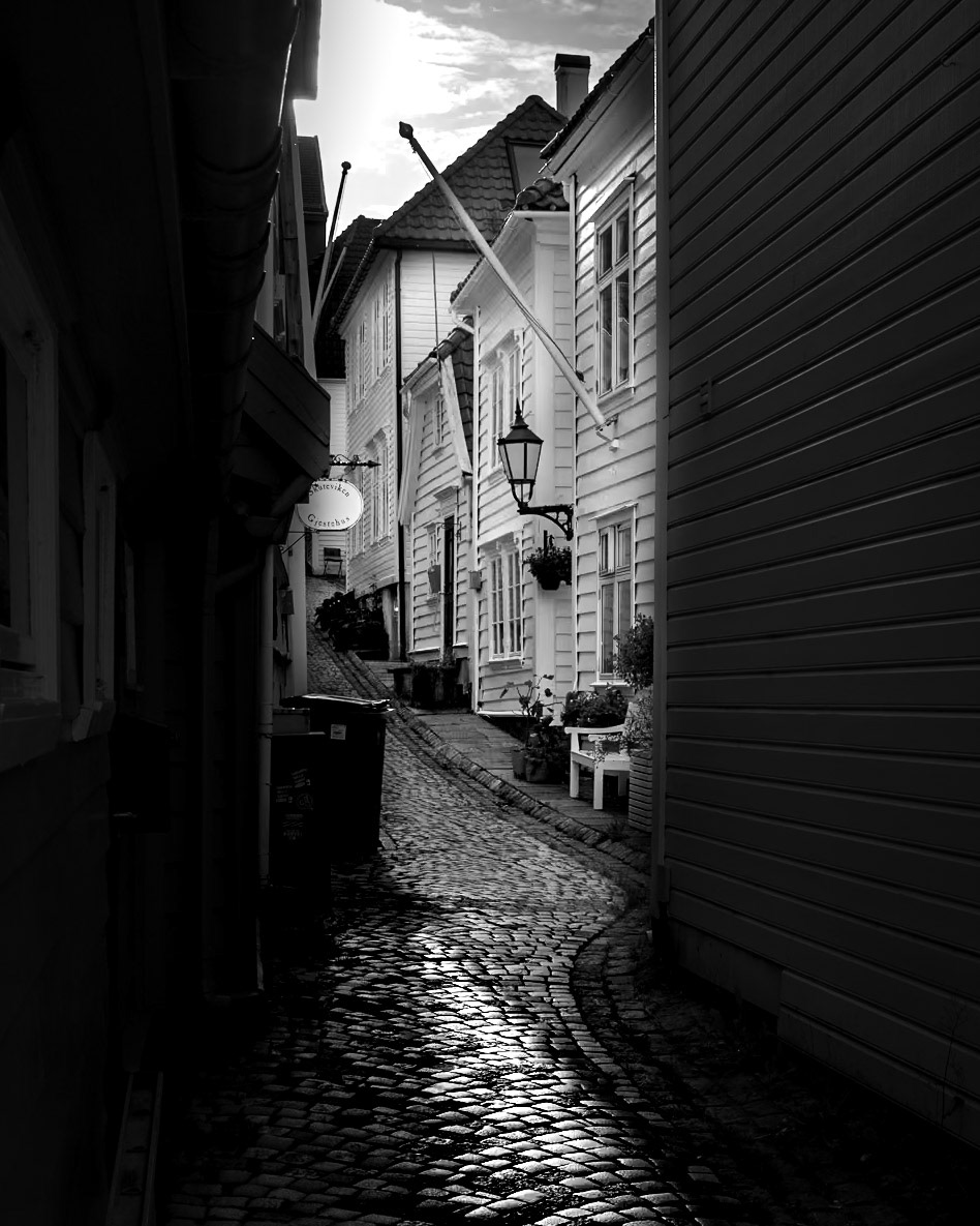 Et hjem er der, hvor deilig rom for fem er, skjønt der blant fiender tykkes trangt for to. Henrik Ibsen