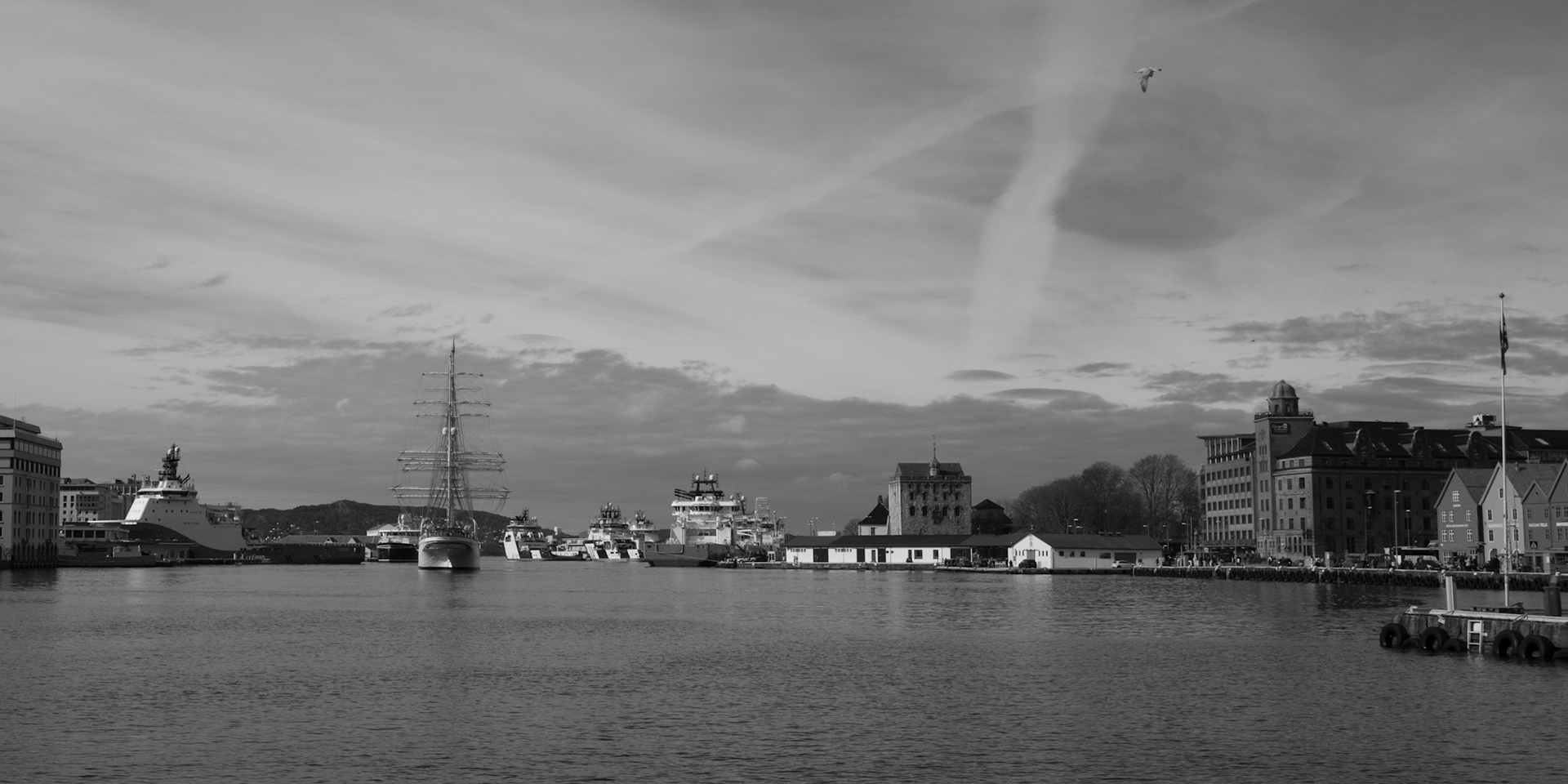 Statsraad Lehmkuhl på vei ut fra Vågen.