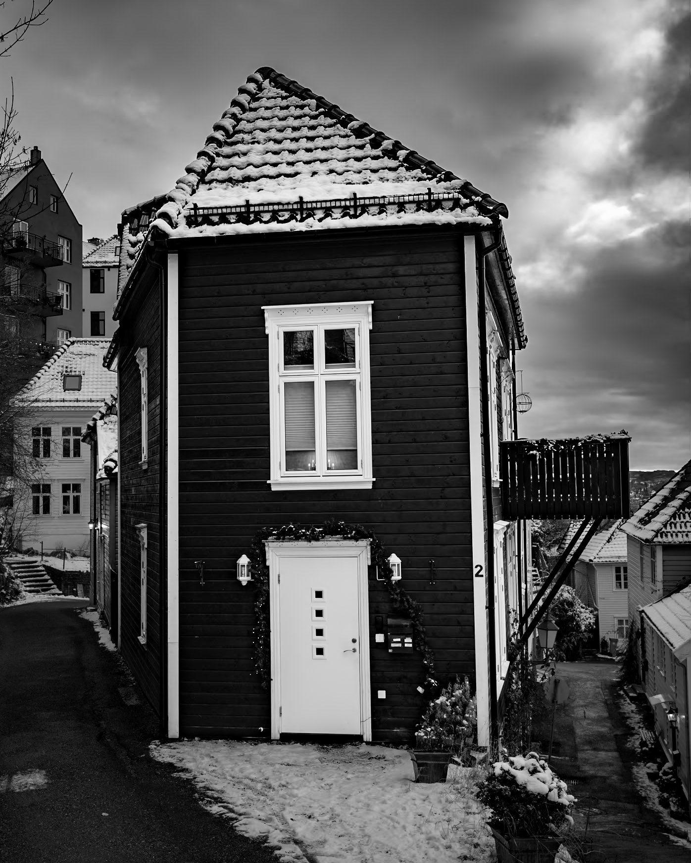 Troen går ut vinduet når skjønnheten kommer inn døren. George Moore