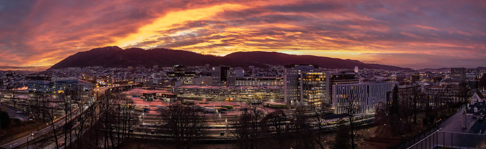 Solnedgang bak Løvstakken og Damsgårdsfjellet.