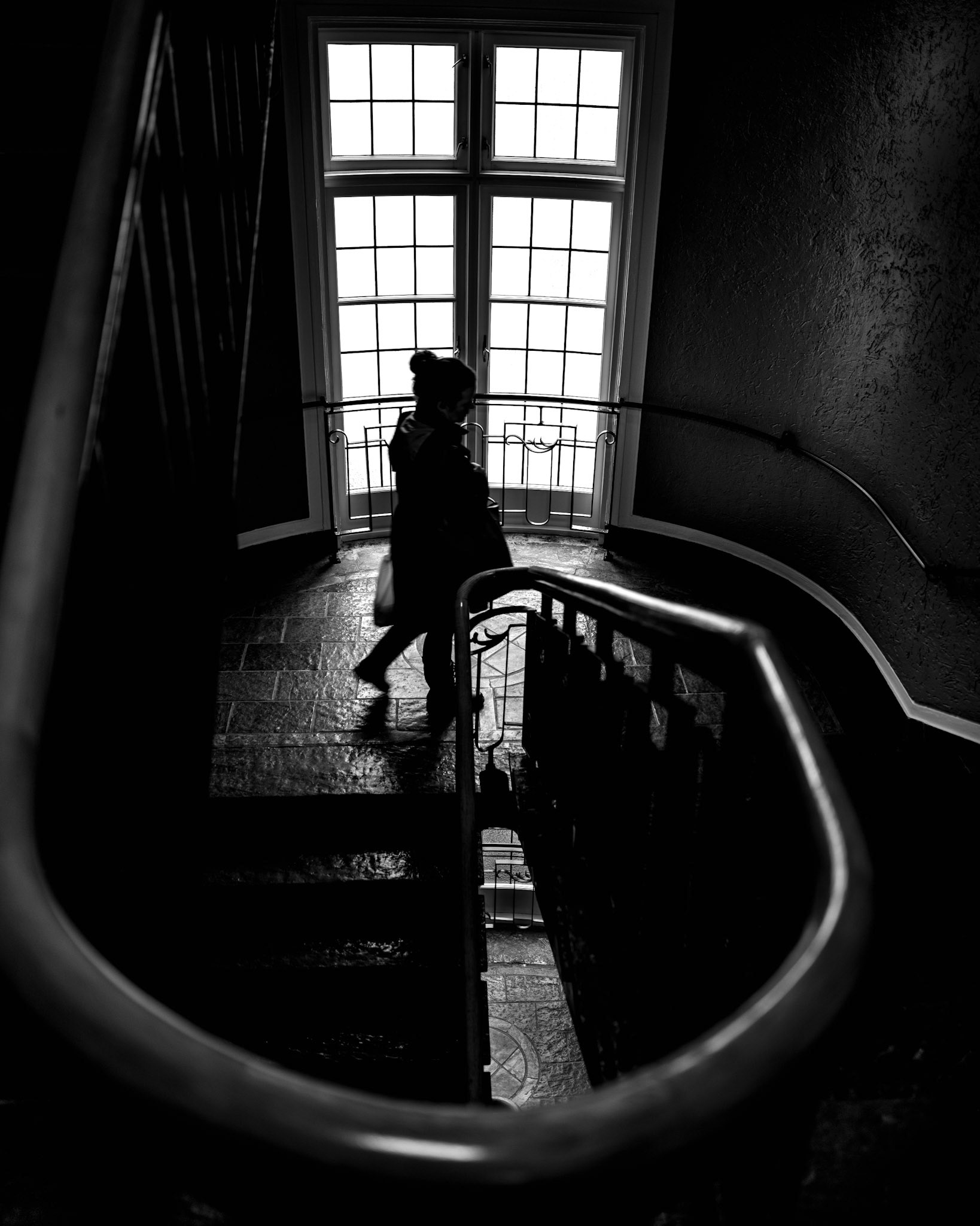 Vane er vane og kan ikke slenges ut av vinduet av noe menneske, men bør lokkes ned trappen et trinn av gangen. Mark Twain