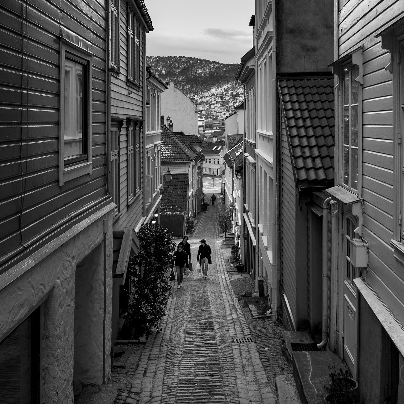 Idylliske Kjellersmauet.  Som boligstrøk er det nevnt i en taksering så tidlig som fra 1645. Gatenavnet har trolig sammenheng med brygger Christen Christiansens ølkjeller. I dag blir nok ølet i smauet båret frem i poser 😀.