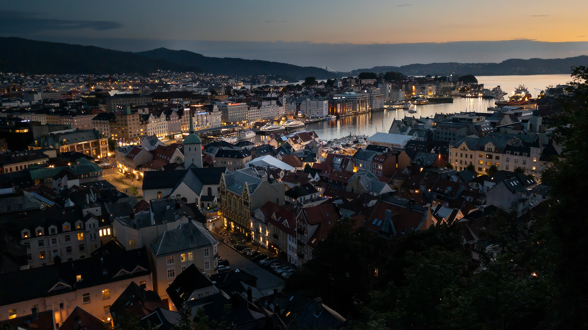 Korskirkeallmenningen, Korskirken, Vågsallmenningen og Vågen sett fra Brattlien en flott sommerkveld 🤩. Korskirken ble oppført i Vågsbunnen på 1100-tallet men utallige branner gjør det tvilsomt om dagens form og uttrykk er representativt for opprinnelig form.