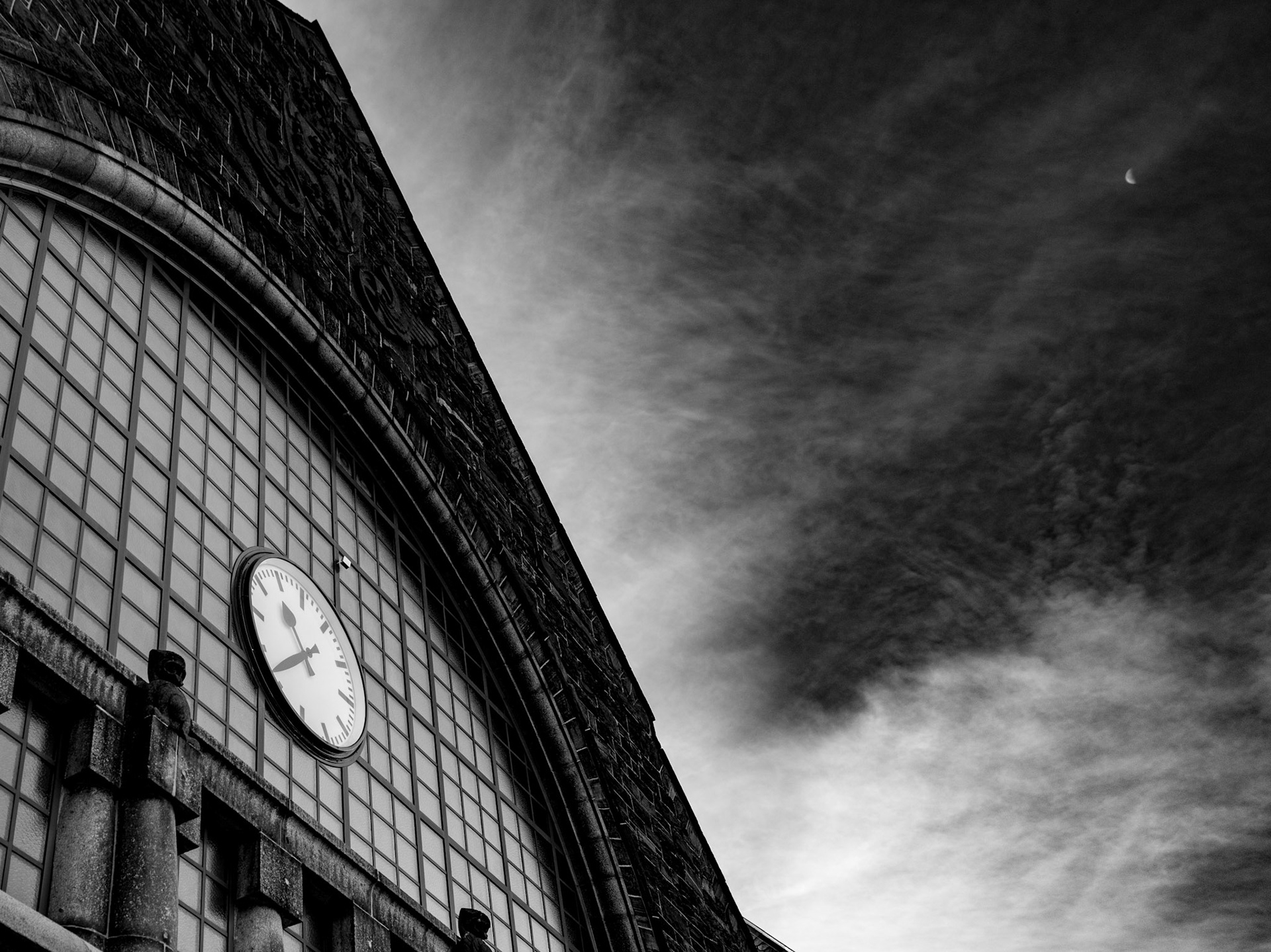 Jorden er i rute og månen på en snei. Ole Paus