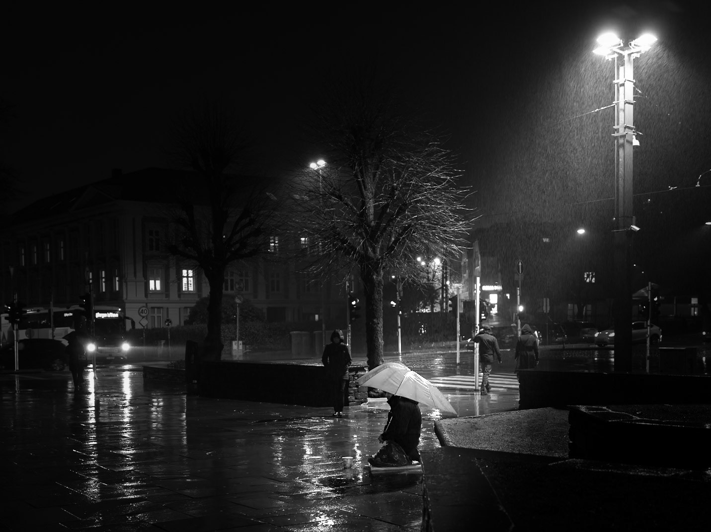 Det er omstendighetene som former våre handlinger, såvel for meg som for deg. Det skal vi alltid ta i betraktning ved bedømmelse av våre medmenneskers gjøren og laten. Thor Heyerdahl