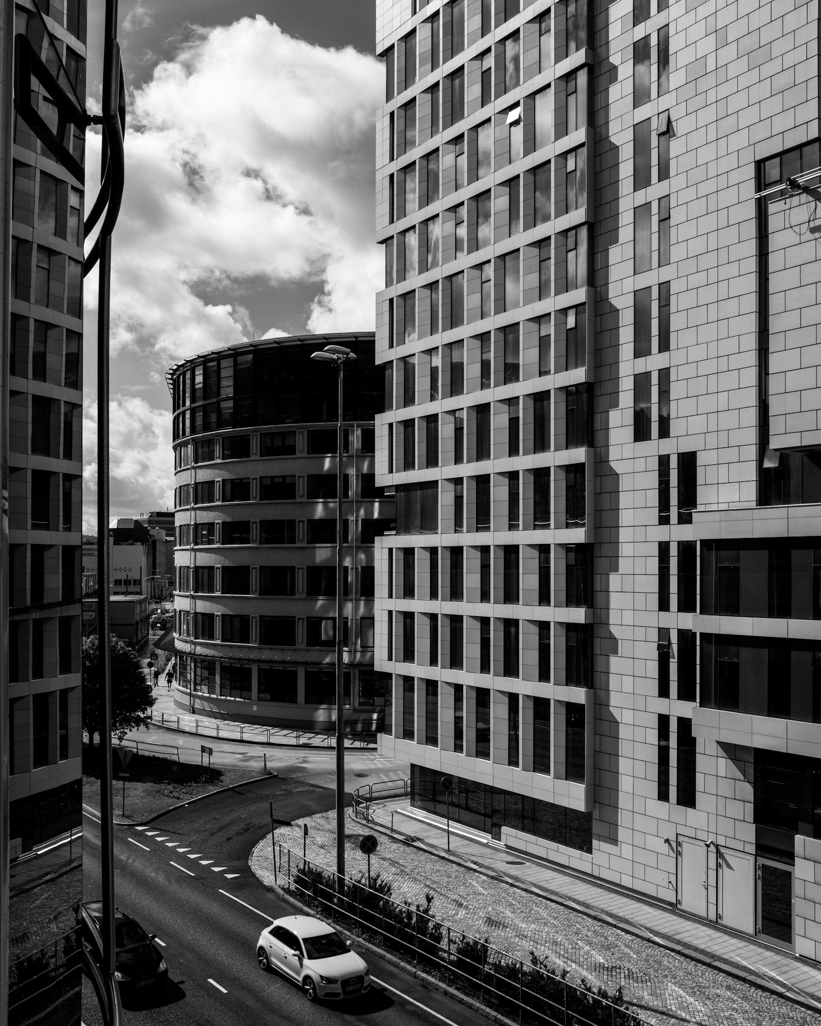 Man finner raskere parkeringsplass med en liten bil. Til gjengjeld leter man lenger etter den. Robert Lembke