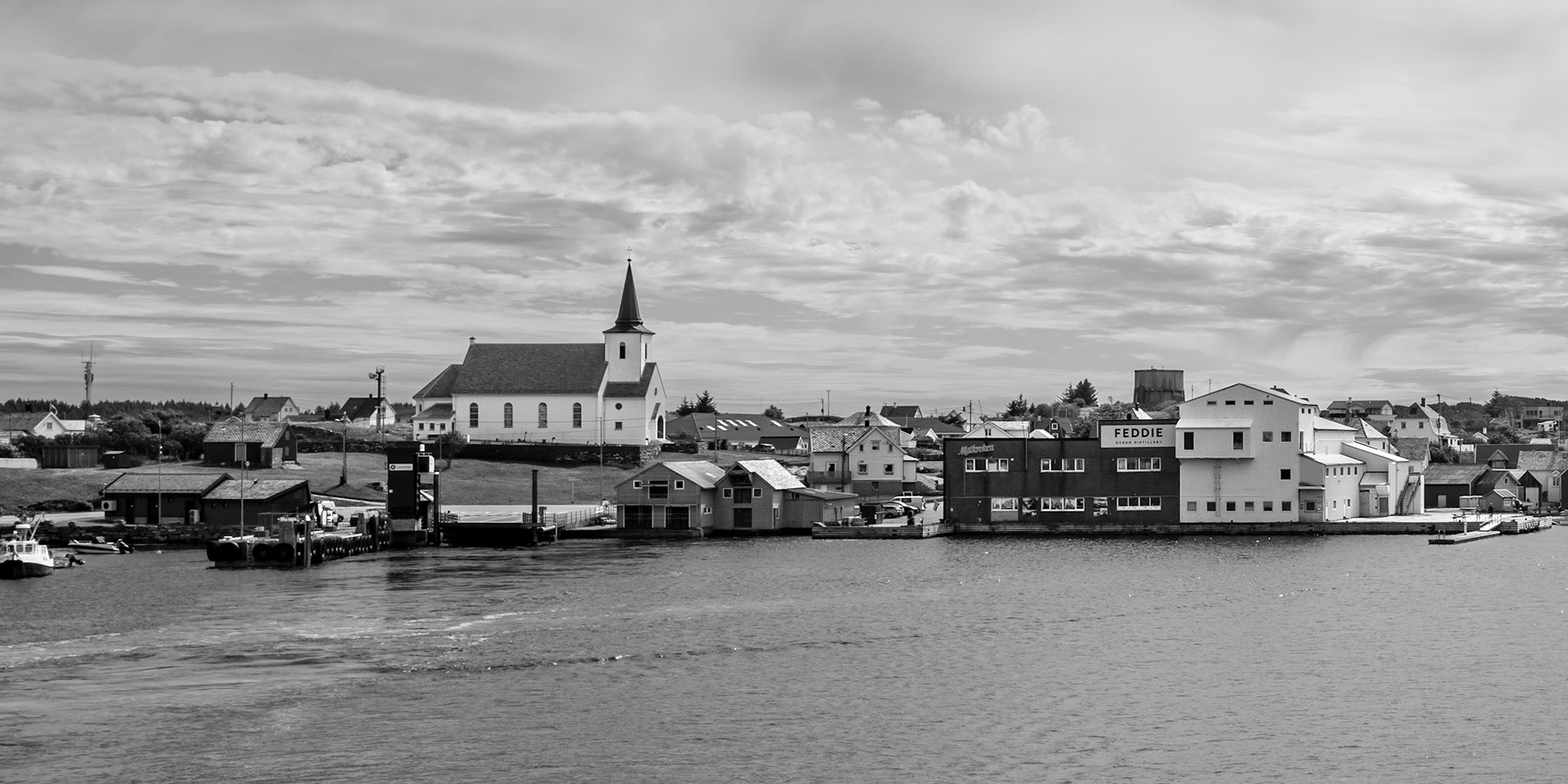 Fedje kirkestad. Siden 1600-talet har det stått tre tidlegere kirkebygg på same plassen som en finner dagens kirke.