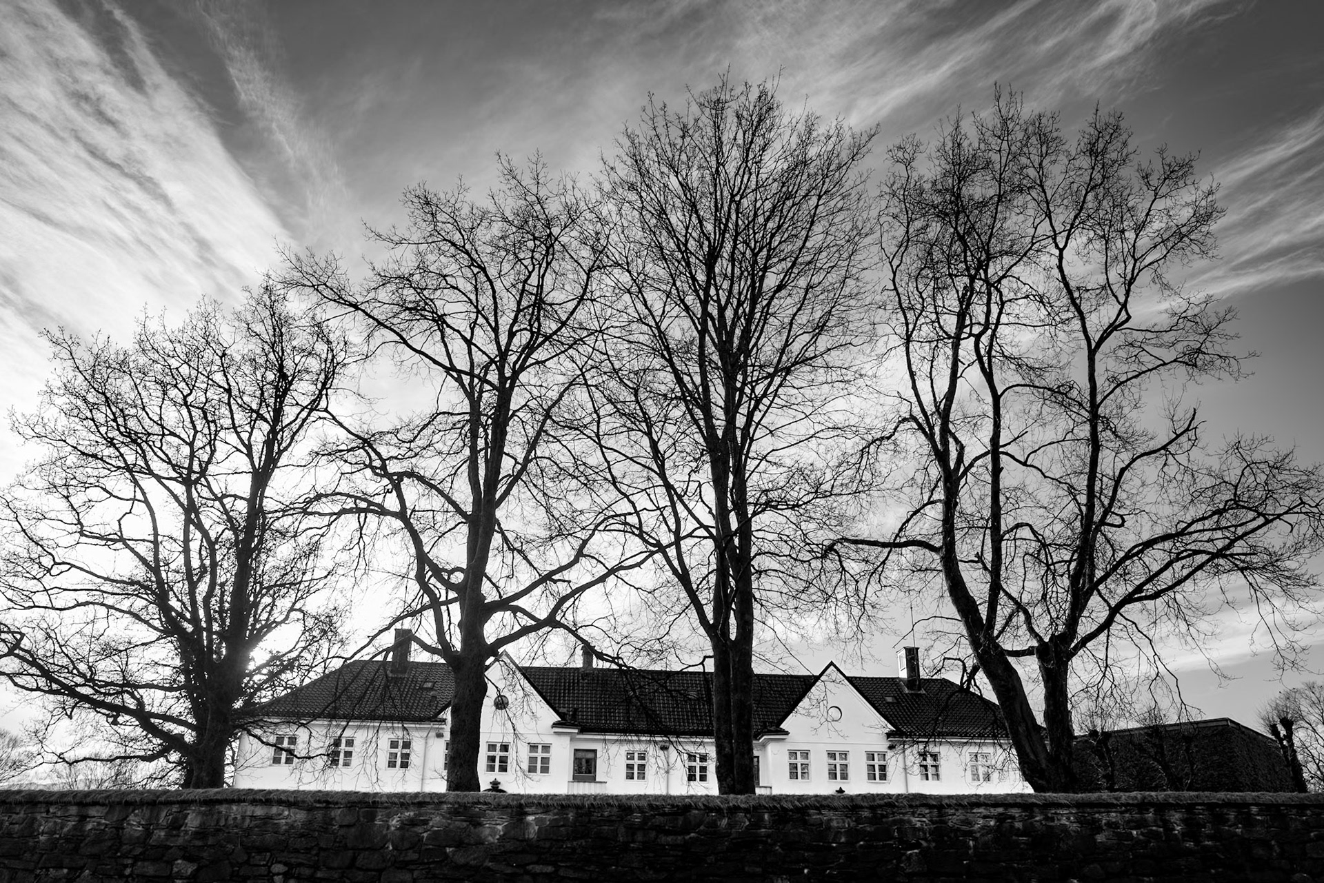 Begjæret etter luksus dreper sjelens lidenskap og følger den deretter til graven med et glis. Kahlil Gibran