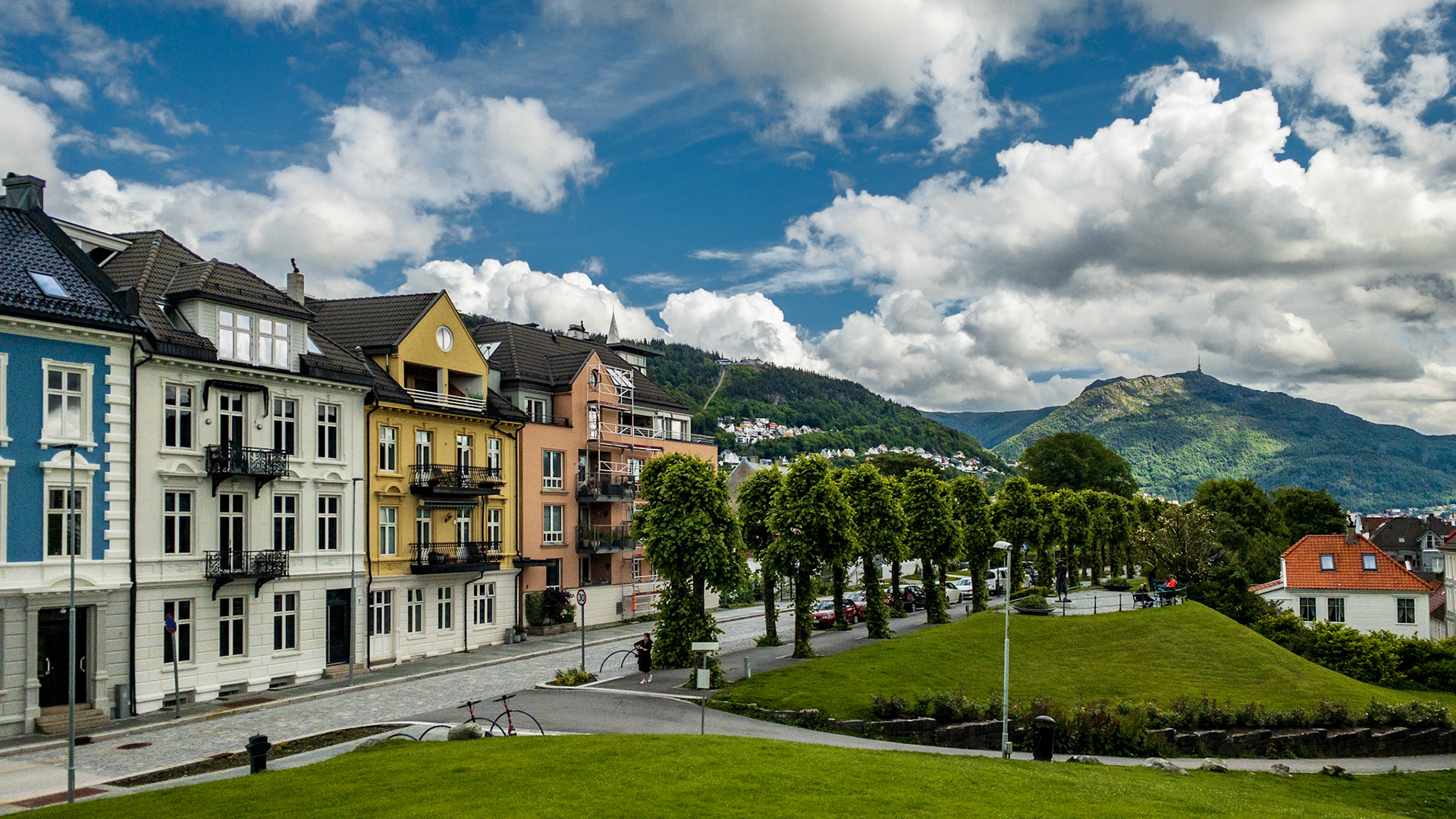 Utsikt fra Fredrikberg festning på Nordnes mot Haugeveien og Galgebakken 😬. Fløyen og Ulriken i bakgrunnen 😊🤘🏻.