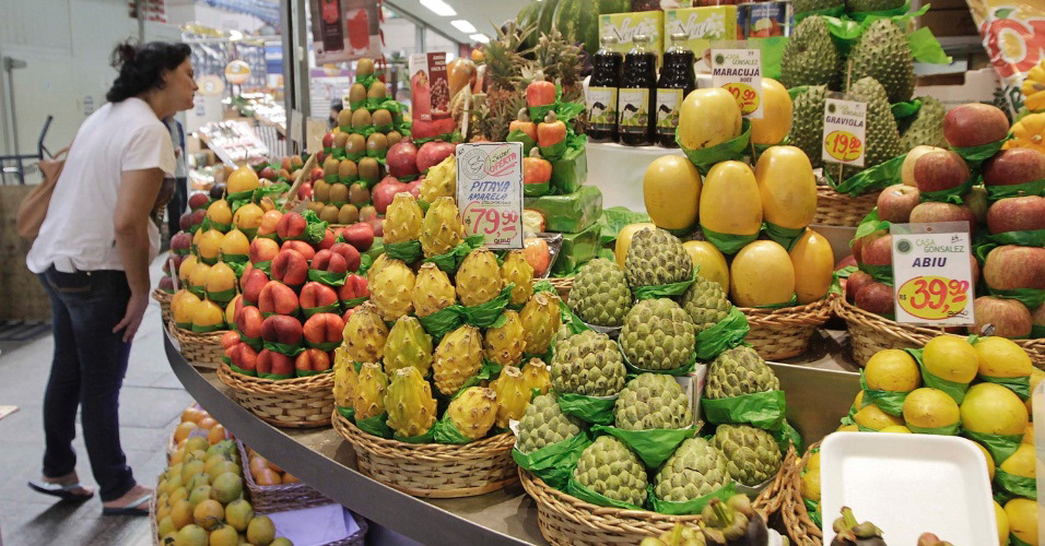 Colourful street market stall in Brazil, reference for Feijoada Art & Design palettes, textures and typographic signage