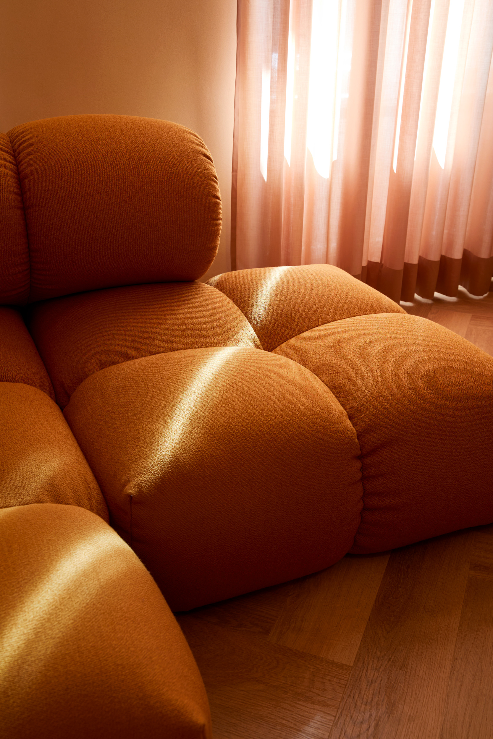 Interior Fotografie eines Wohnzimmers in Berlin von Maike Piorr, Sofa Sander von Objekte unserer Tage, OUT, Projekt gestaltet von Ahochdrei, Daniel Vedder