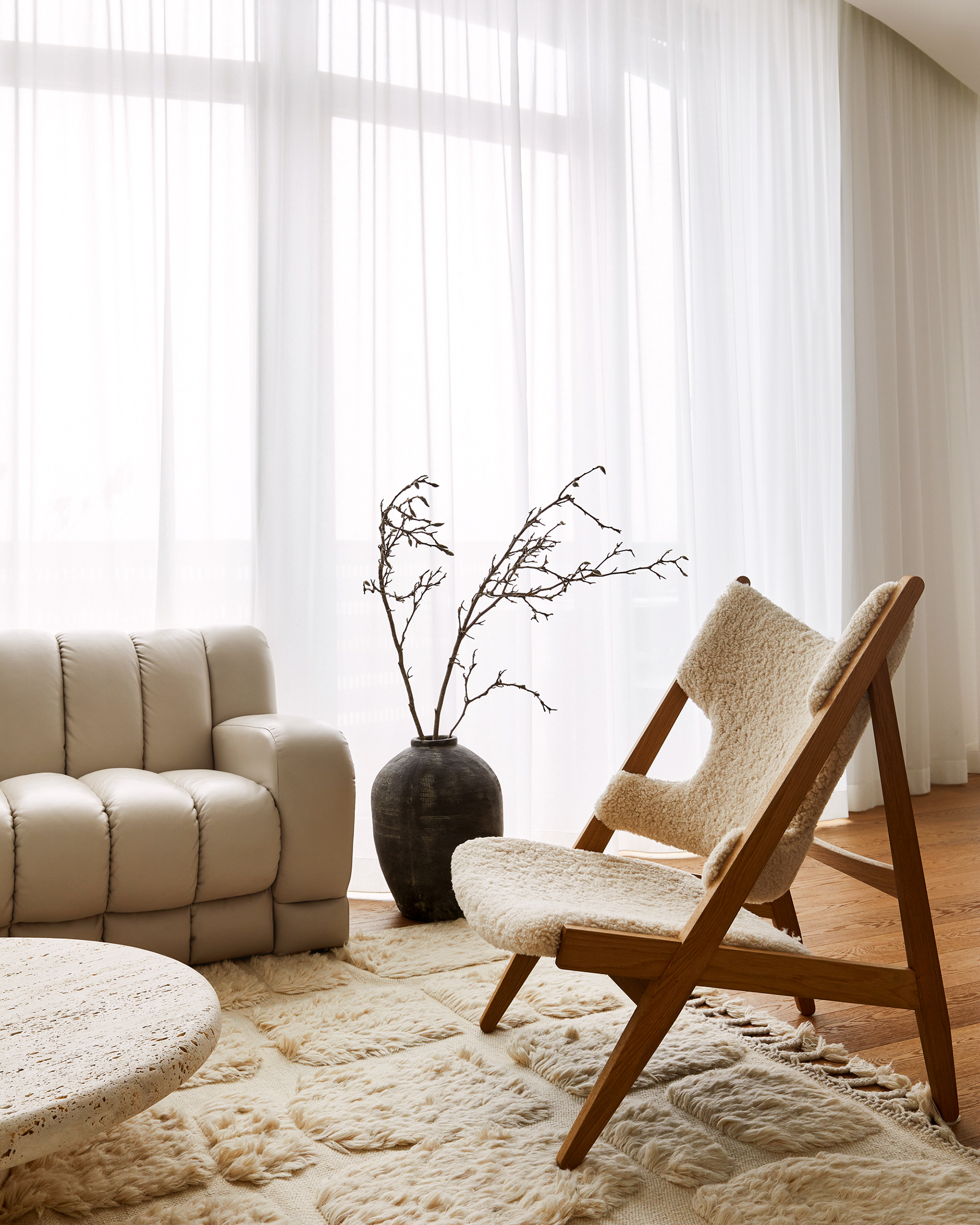 Interior Fotografie Berlin, Maike Piorr, gemütliches Wohnzimmer mit langen Vorhängen, modernes Apartment Berlin