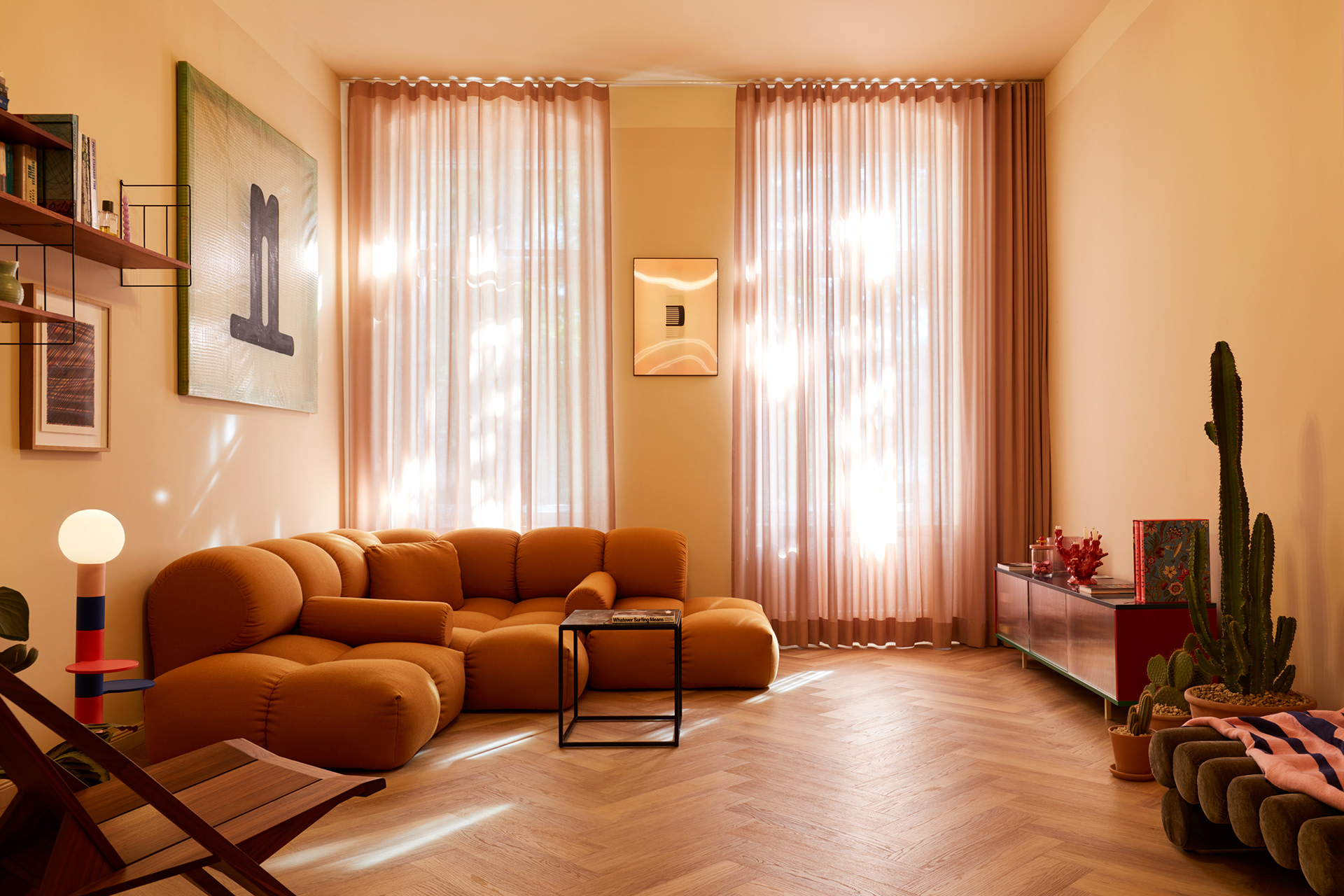 Foto von MAIKE PIORR Fotografie Berlin - Projekt Otto5, fotografiert für  Ahochdrei & Daniel Vedder - modernes Wohnzimmer mit Sofa von Objekte unserer Tage