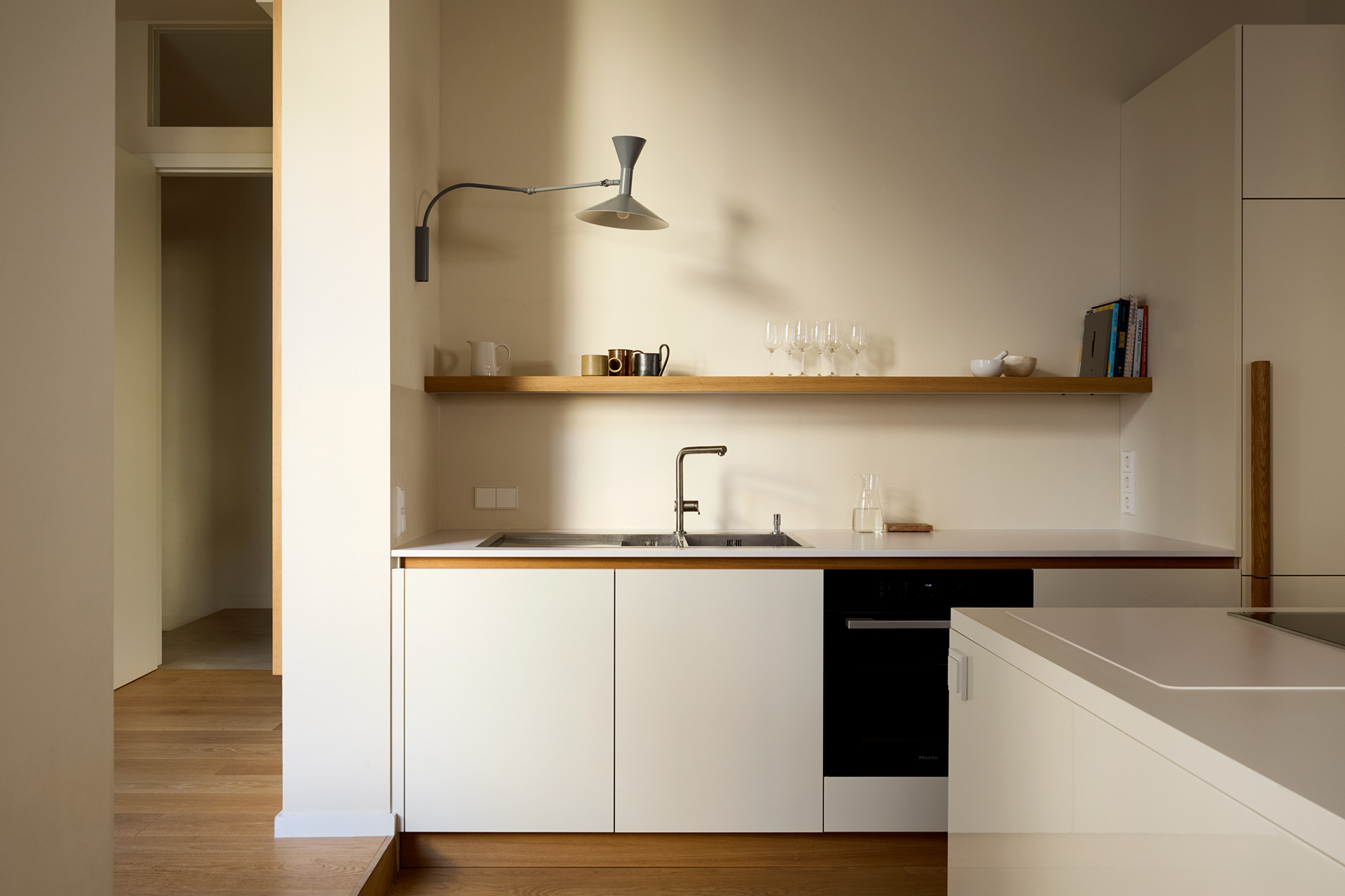 Interiorfotografie von Maike Piorr Berlin, moderne Küche in einer Berliner Loft-Wohnung, Entwurf und Umsetzung von Studio Jonas Gaupp