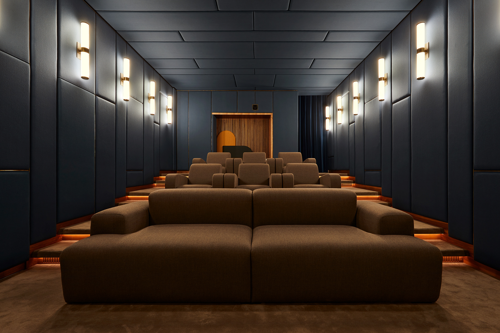 Interiorfotografie eines exklusiven Home Cinema in Berlin, gestaltet von Ahochdrei,  fotografiert von Maike Piorr