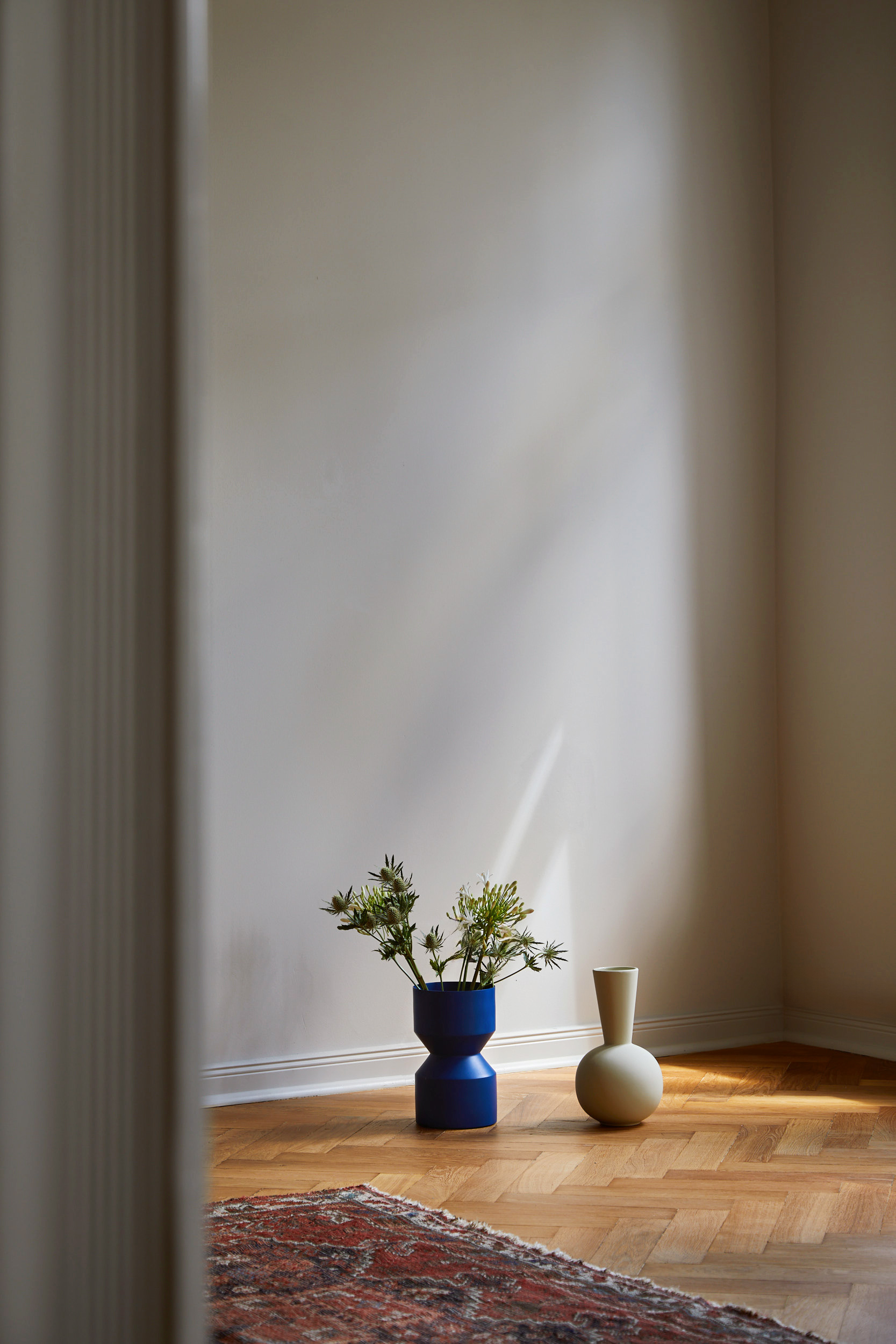 Produktfotografie und Stilllife von Maike Piorr, Vasen in einem sanierten Altbau in Berlin