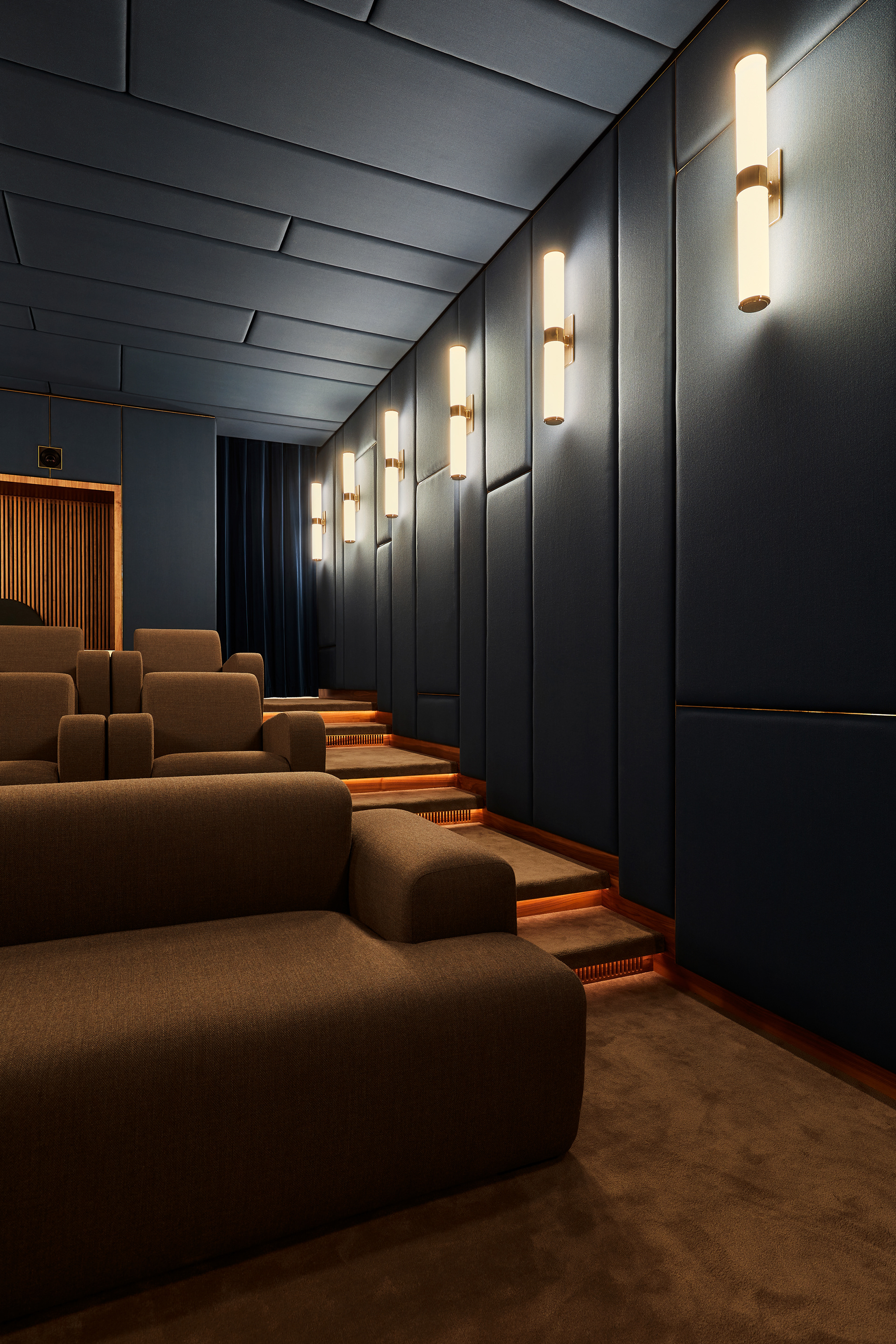 Interiorfotografie eines exklusiven Home Cinema in Berlin, gestaltet von Ahochdrei,  fotografiert von Maike Piorr