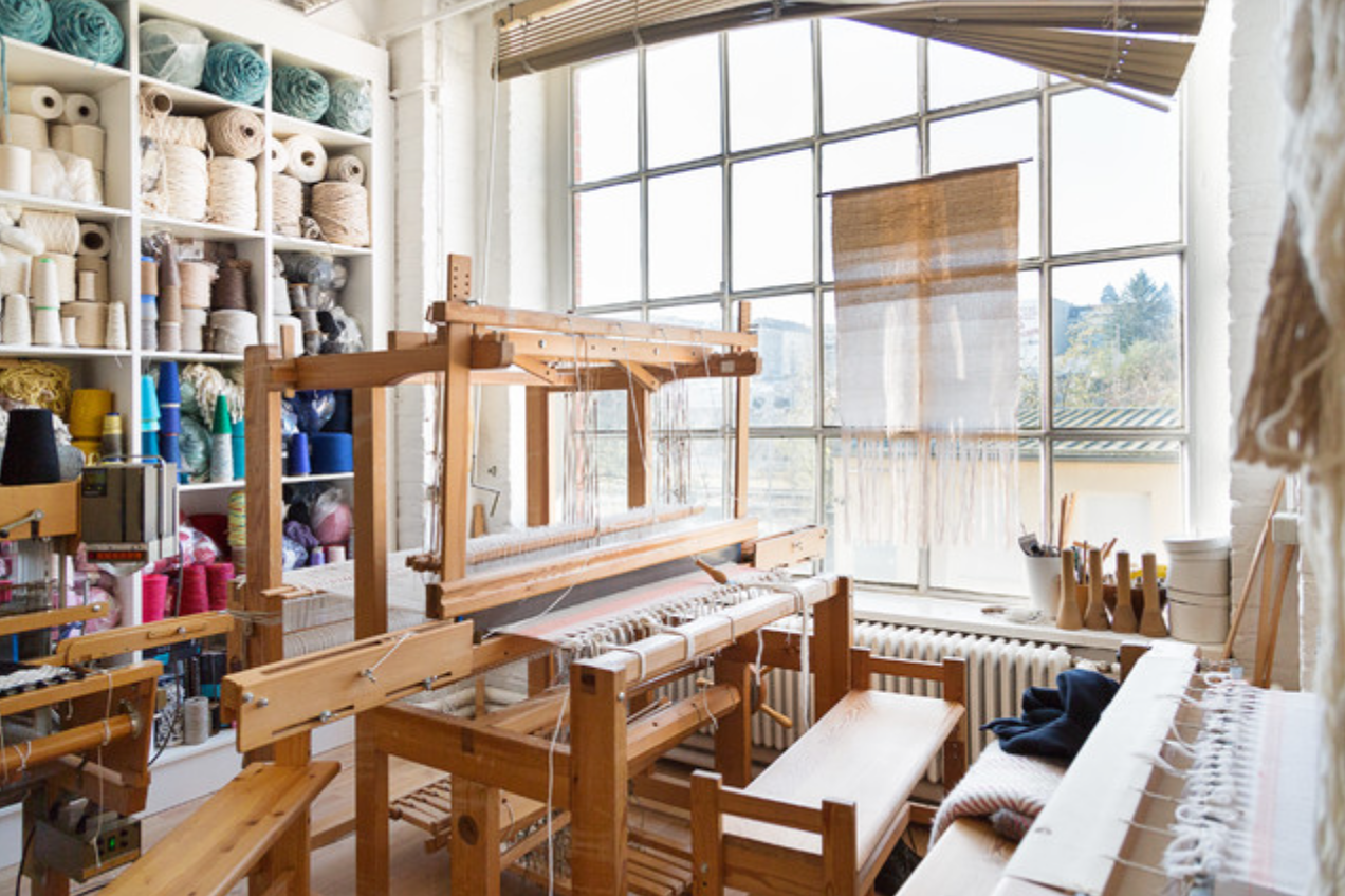Studiovisit, Maike Piorr Fotografie, alter Webstuhl im Atelier von Textildesignerin Christina Kleemann in Berlin