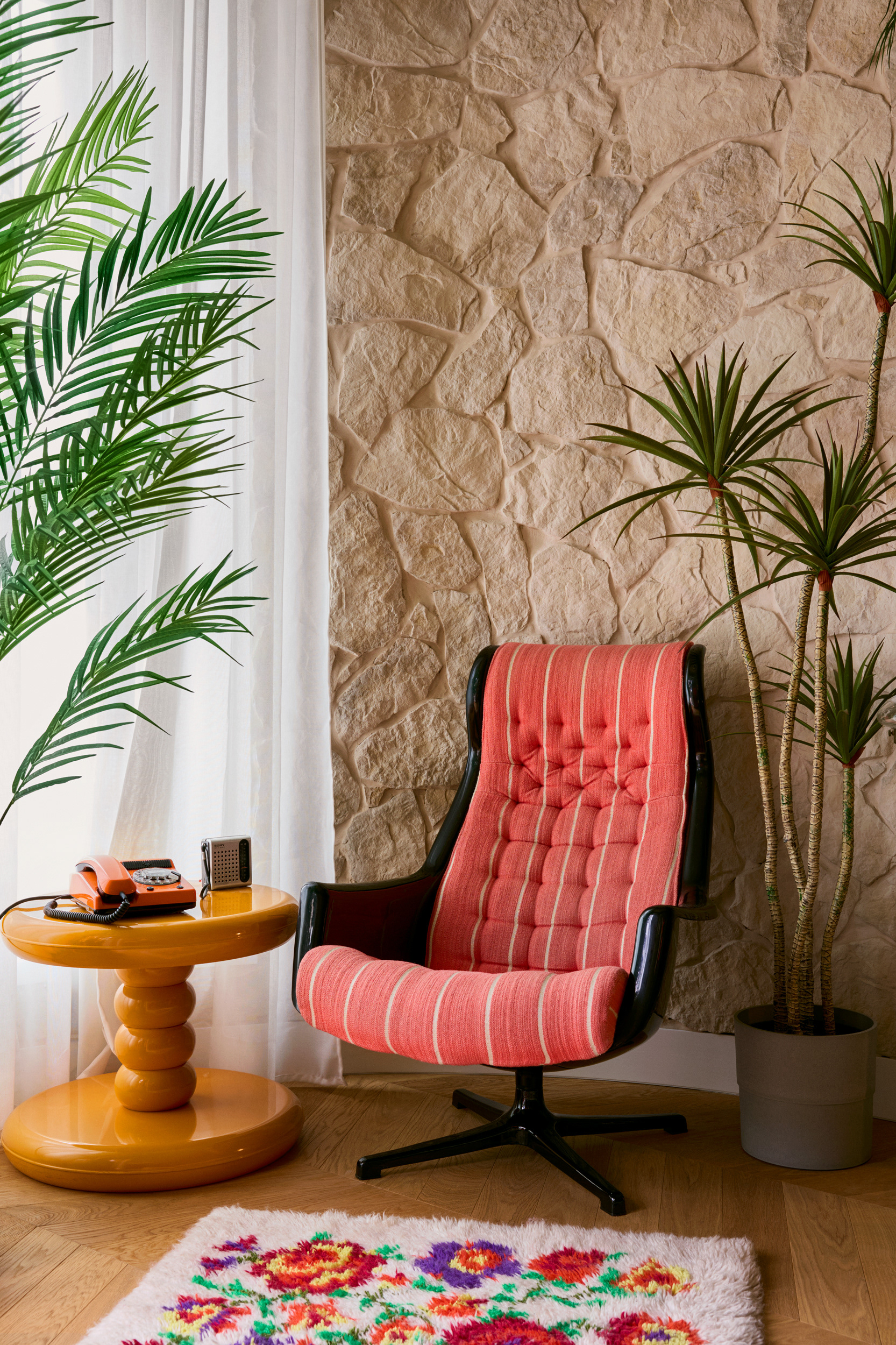 Interiorfotografie eines 70s Apartments in Berlin, fotografiert für Paul Kalkbrenner und Sony Music von Maike Piorr