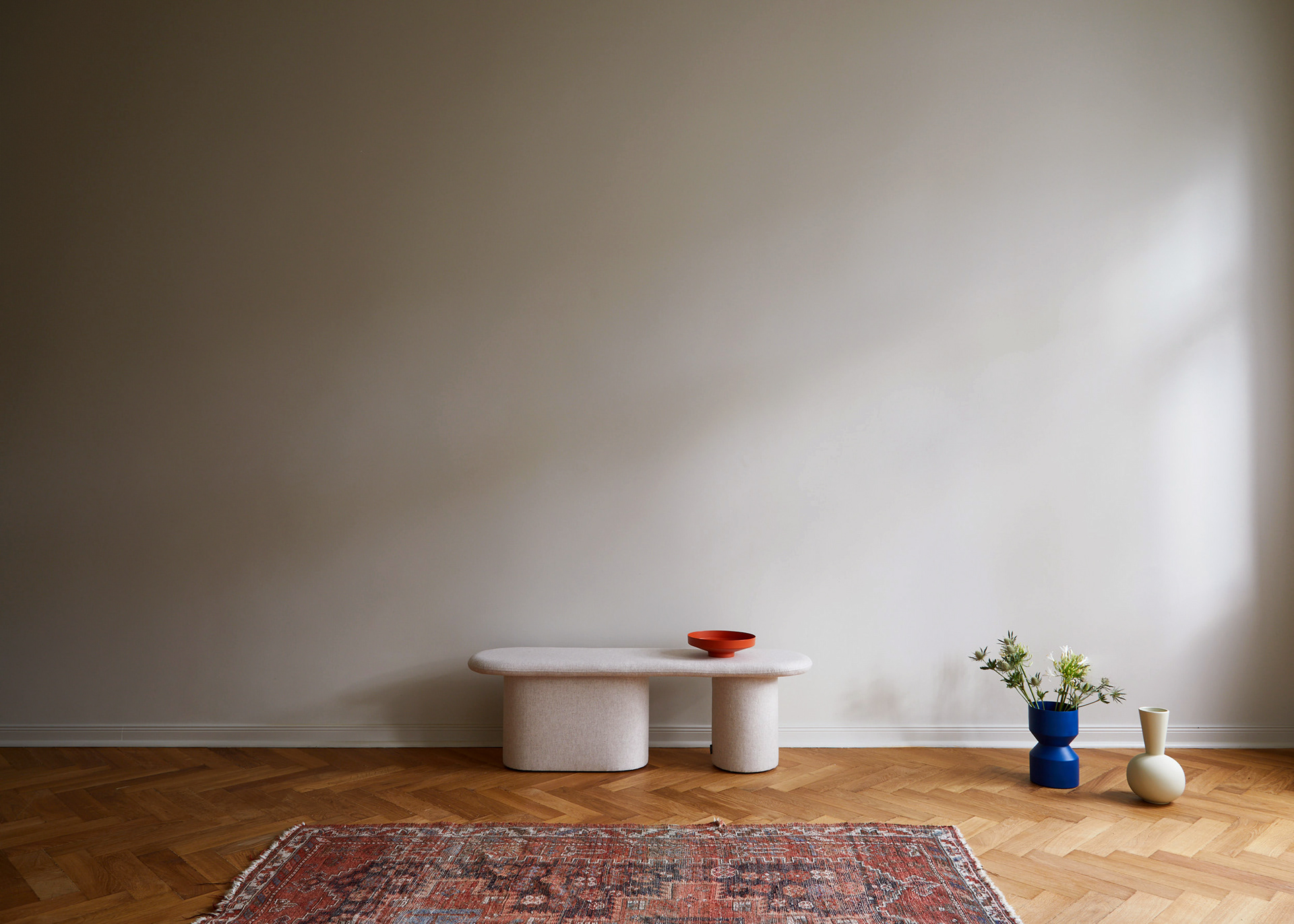Interiorfotografie von Maike Piorr Berlin, minimalistisches Wohnzimmer in einem sanierten Altbau 