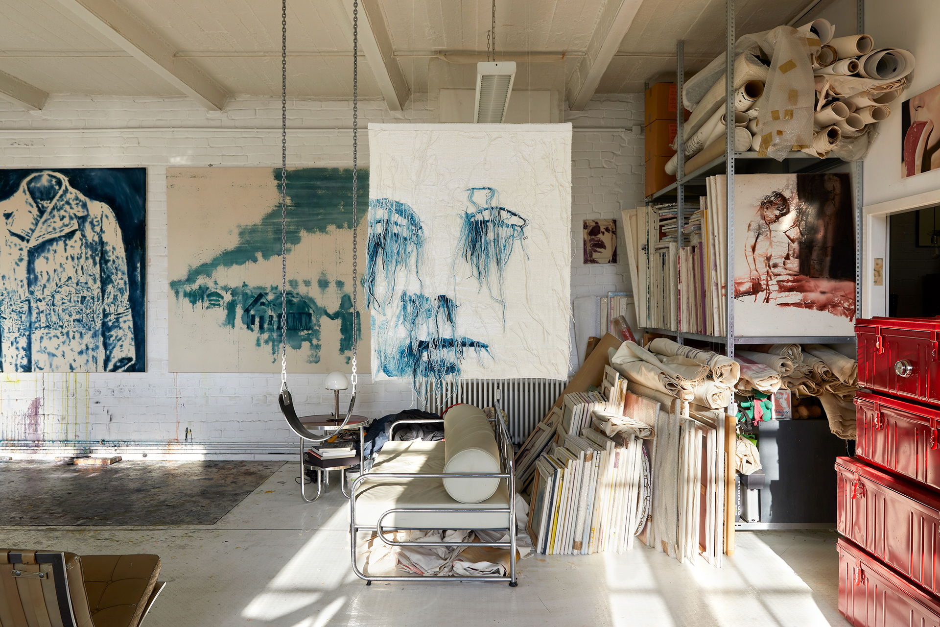 Studiovisit fotografiert im Atelier von Dieter Mammel, Tapisserie handgewebt von Christina Klessmann