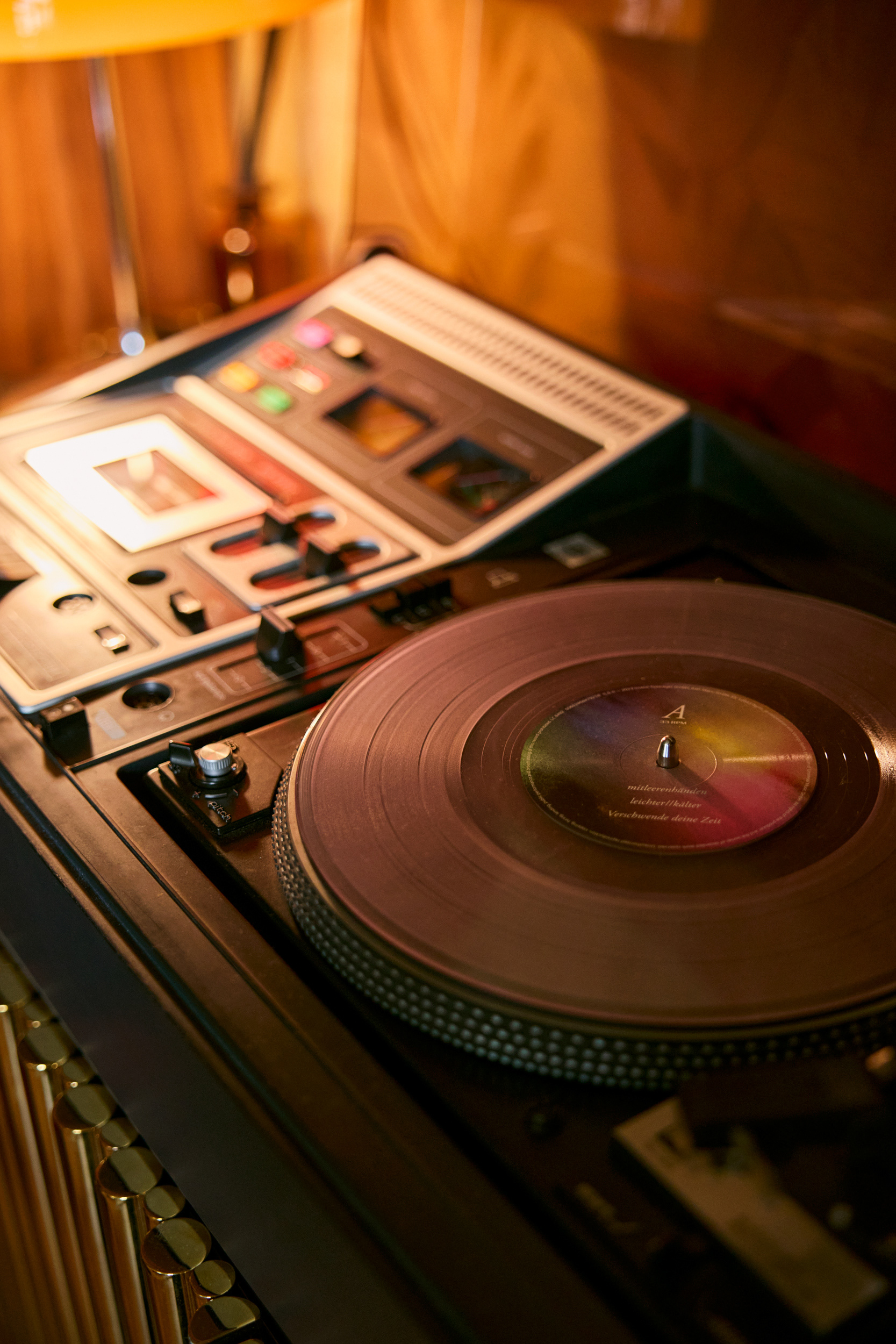 Interiorfotografie eines 70s Apartments in Berlin, fotografiert für Paul Kalkbrenner und Sony Music von Maike Piorr