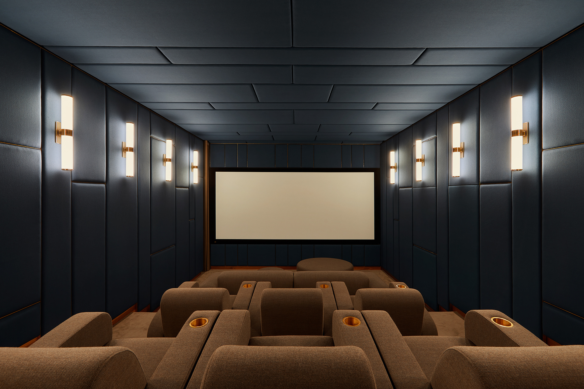 Interiorfotografie eines exklusiven Home Cinema in Berlin, gestaltet von Ahochdrei,  fotografiert von Maike Piorr