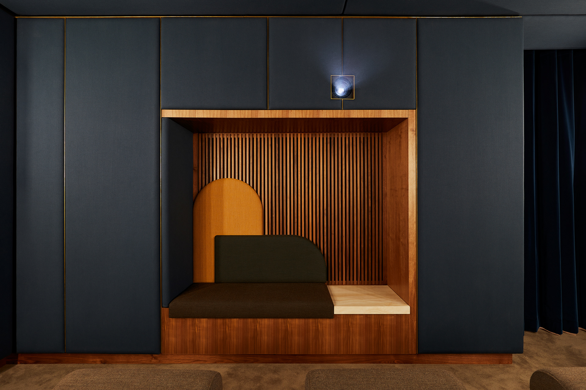Interiorfotografie eines exklusiven Home Cinema in Berlin, gestaltet von Ahochdrei,  fotografiert von Maike Piorr