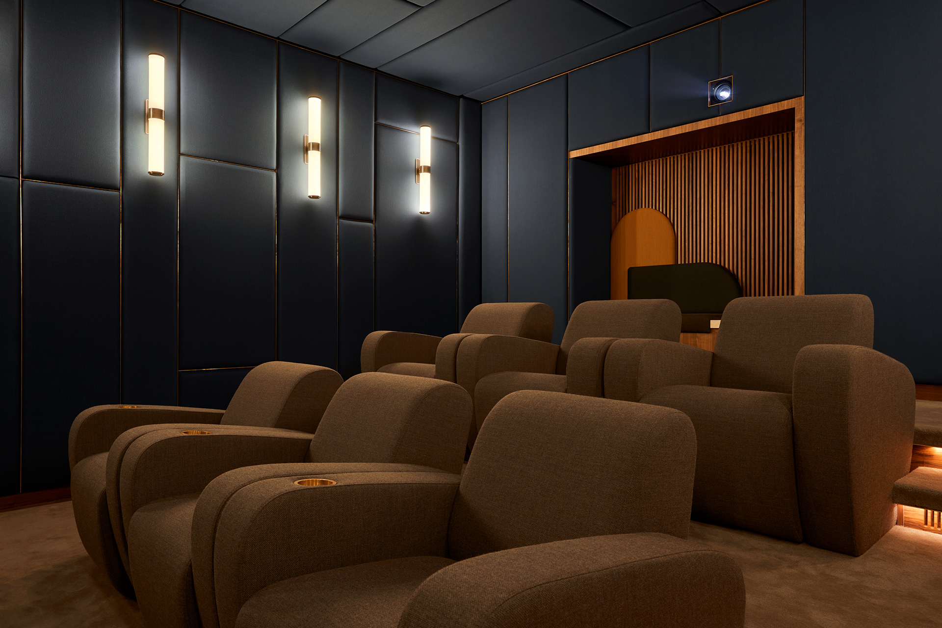 Interiorfotografie eines exklusiven Home Cinema in Berlin, gestaltet von Ahochdrei,  fotografiert von Maike Piorr