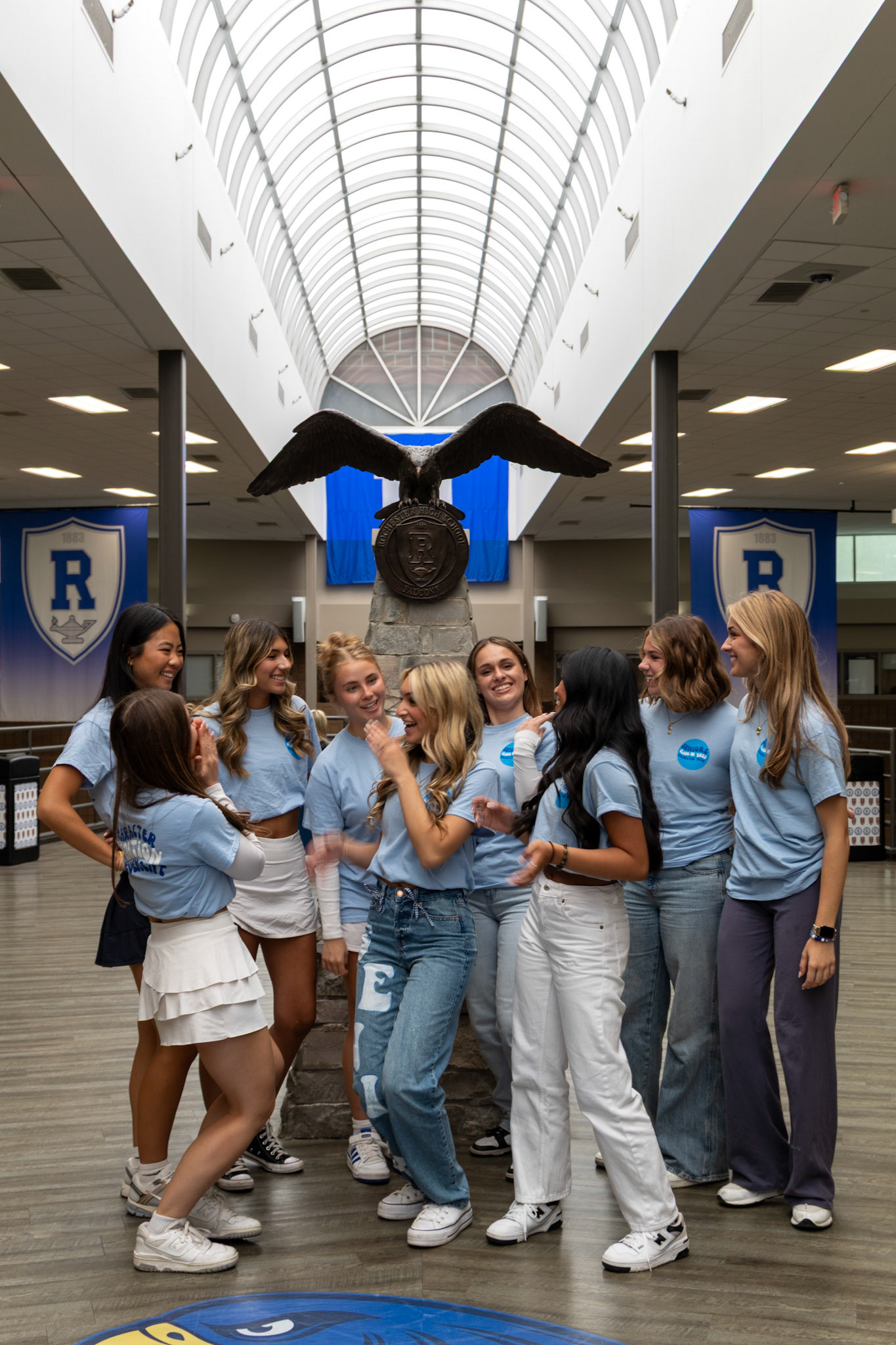 Always fun to make candid shots. Tip: Ask everyone to just look at eachother. I always love to see their reaction and they all start laughing. (I love my 24 - 105 F4 RF lens, it's an absolute workhorse of a lens)