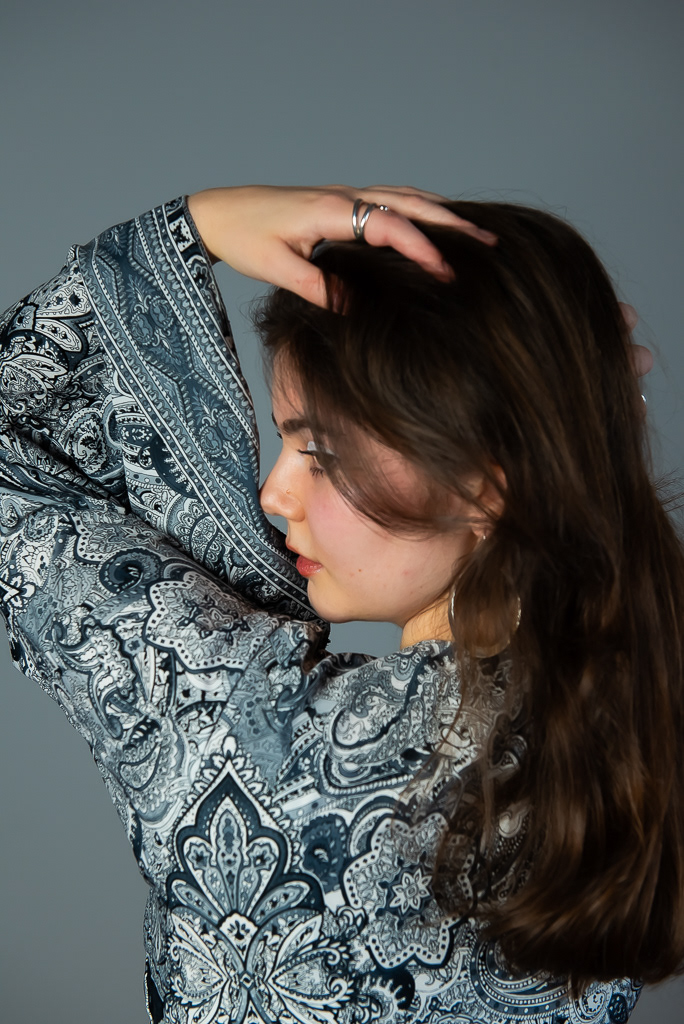 Ontario-based singer Lilla Dee poses for a portrait during a promotional photoshoot in SLC 508 at Toronto Metropolitan University on Sunday, April 5, 2026. The promotional shoot was held to support the upcoming release of her single “Home.”  Camera Settings: 1/125, ISO 800, f/2.8