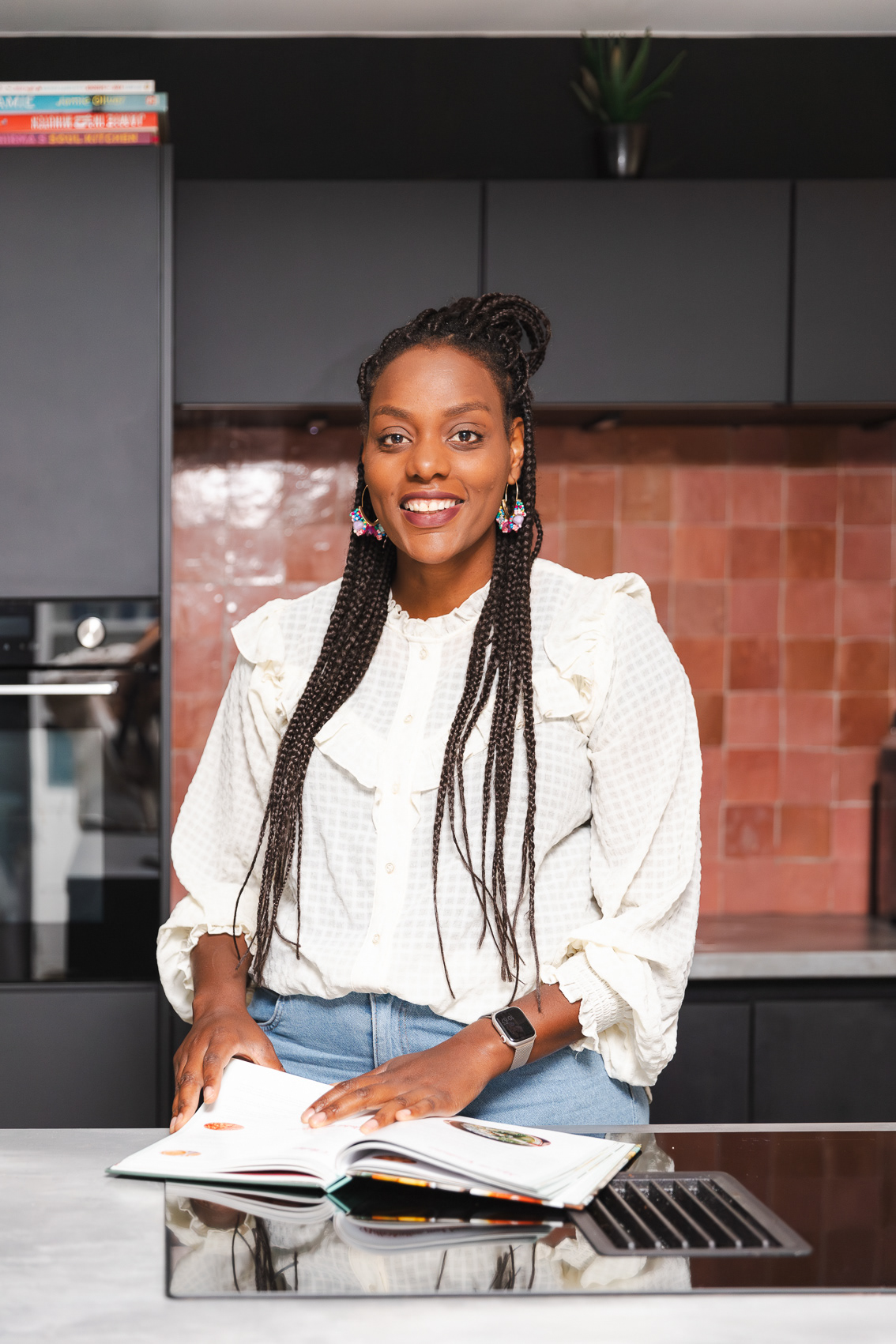 vrouw in keuken met kookboek