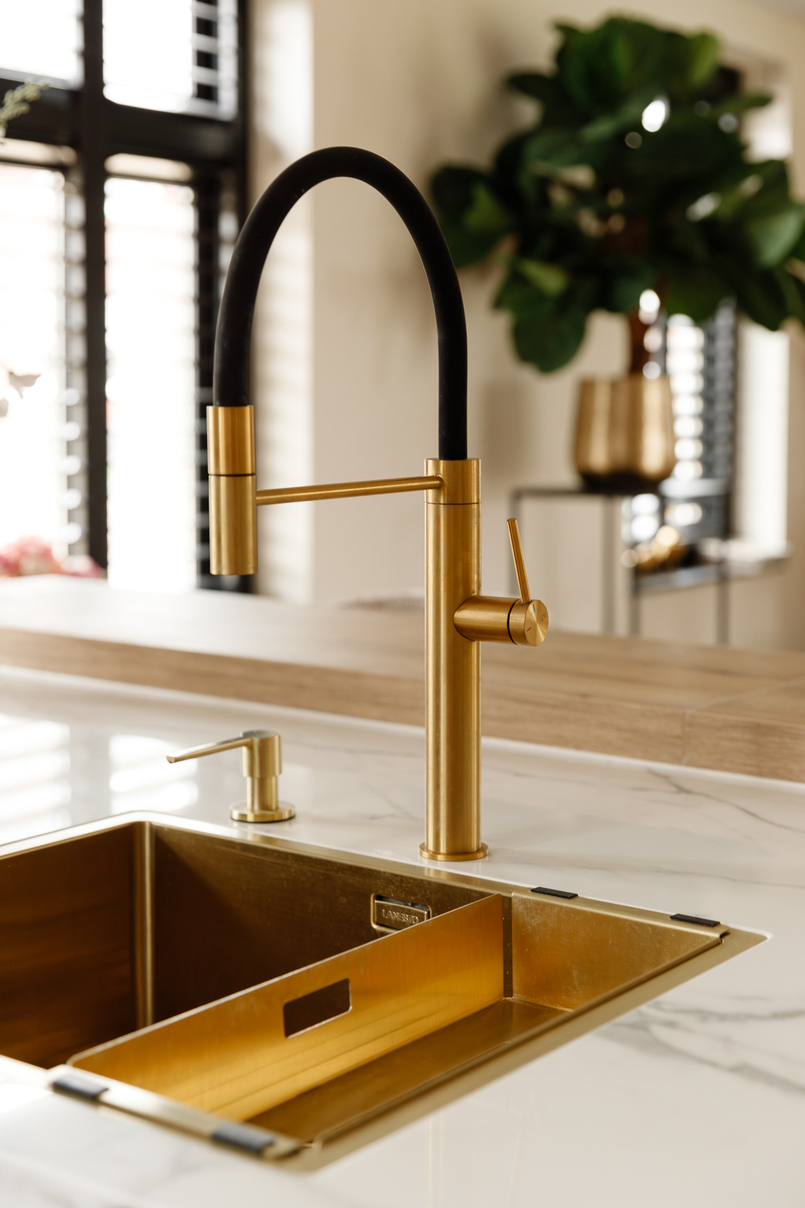 interieurfoto van keuken en gouden kraan