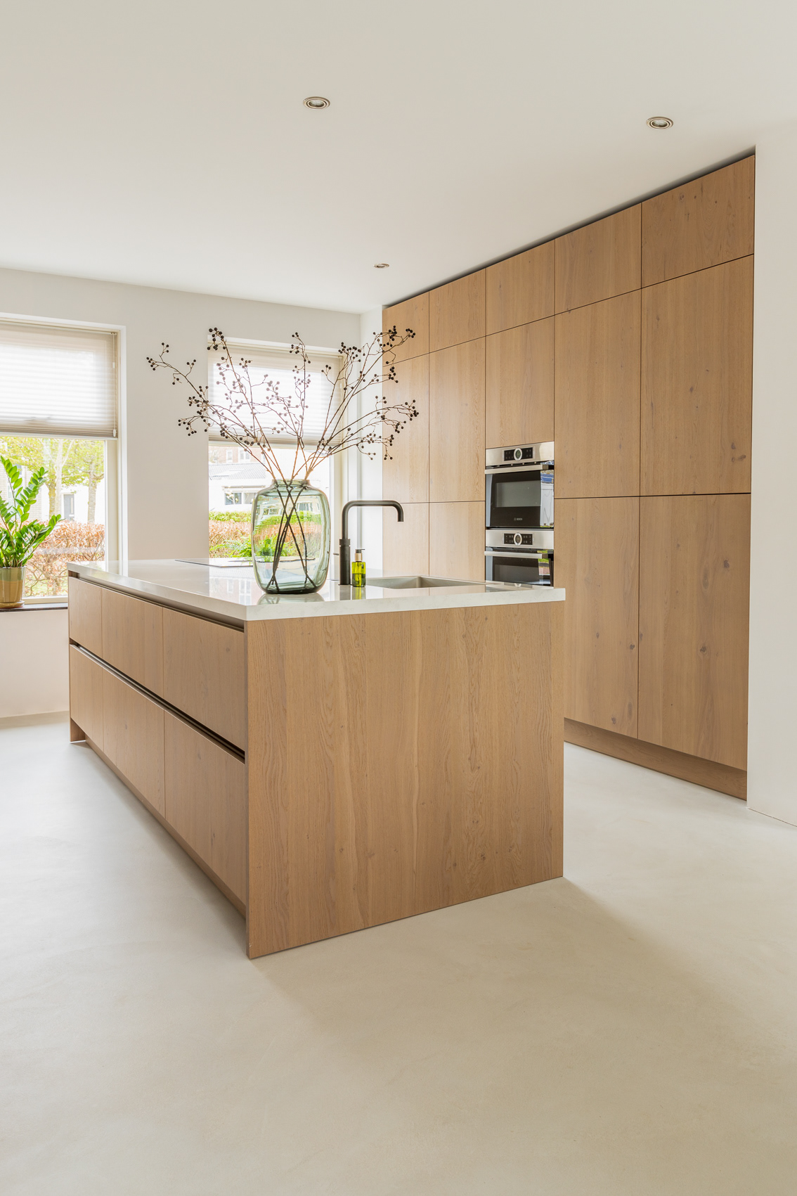 Interieur moderne keuken met eiland en vaas op het aanrecht