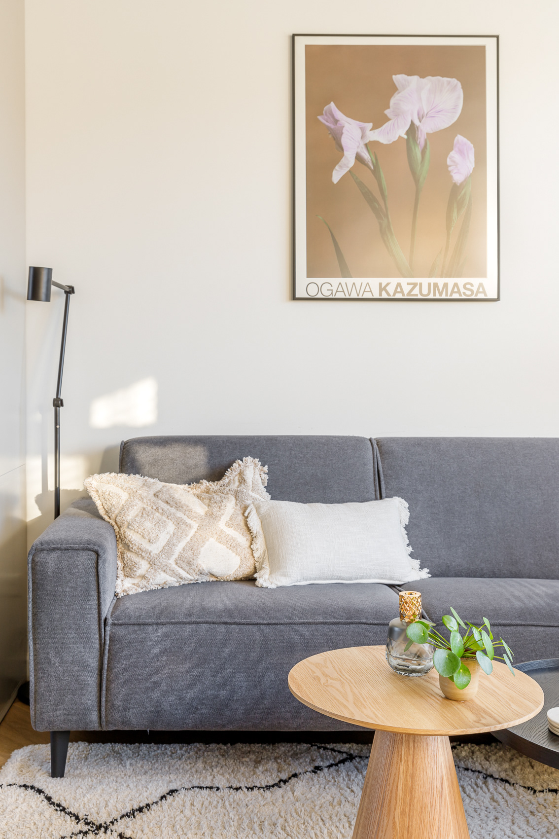 Interieur woonkamer met bank, bijzettafel, accessoires, fotolijst en lamp