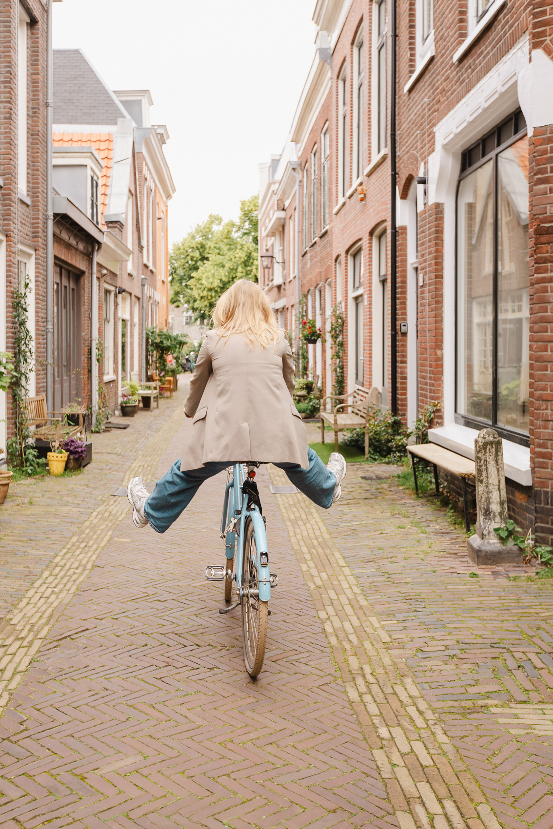 vrolijk op een blauwe fiets in Haarlem