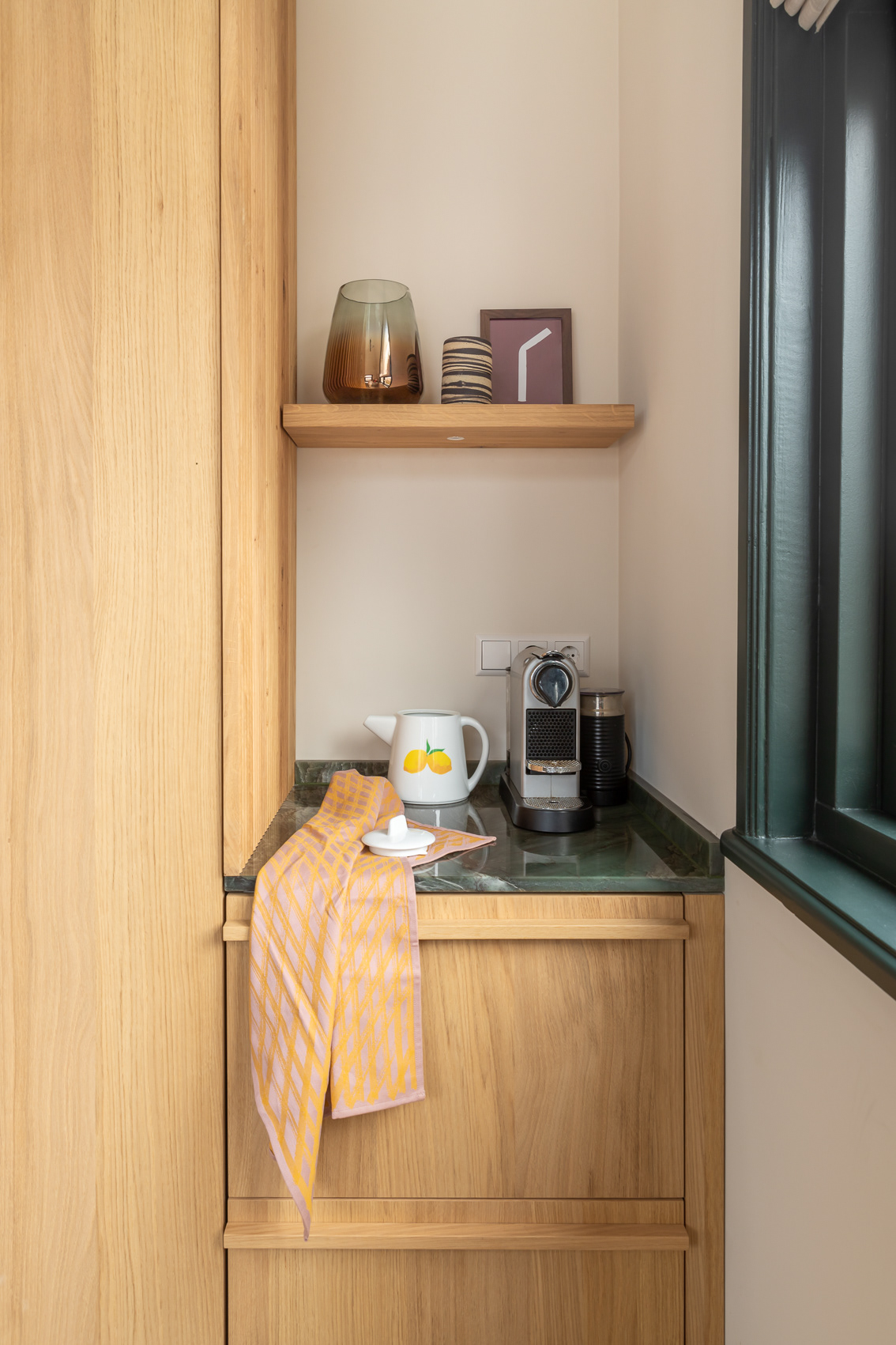 keuken met koffiehoekje, koffie apparaat, theepot en theedoek