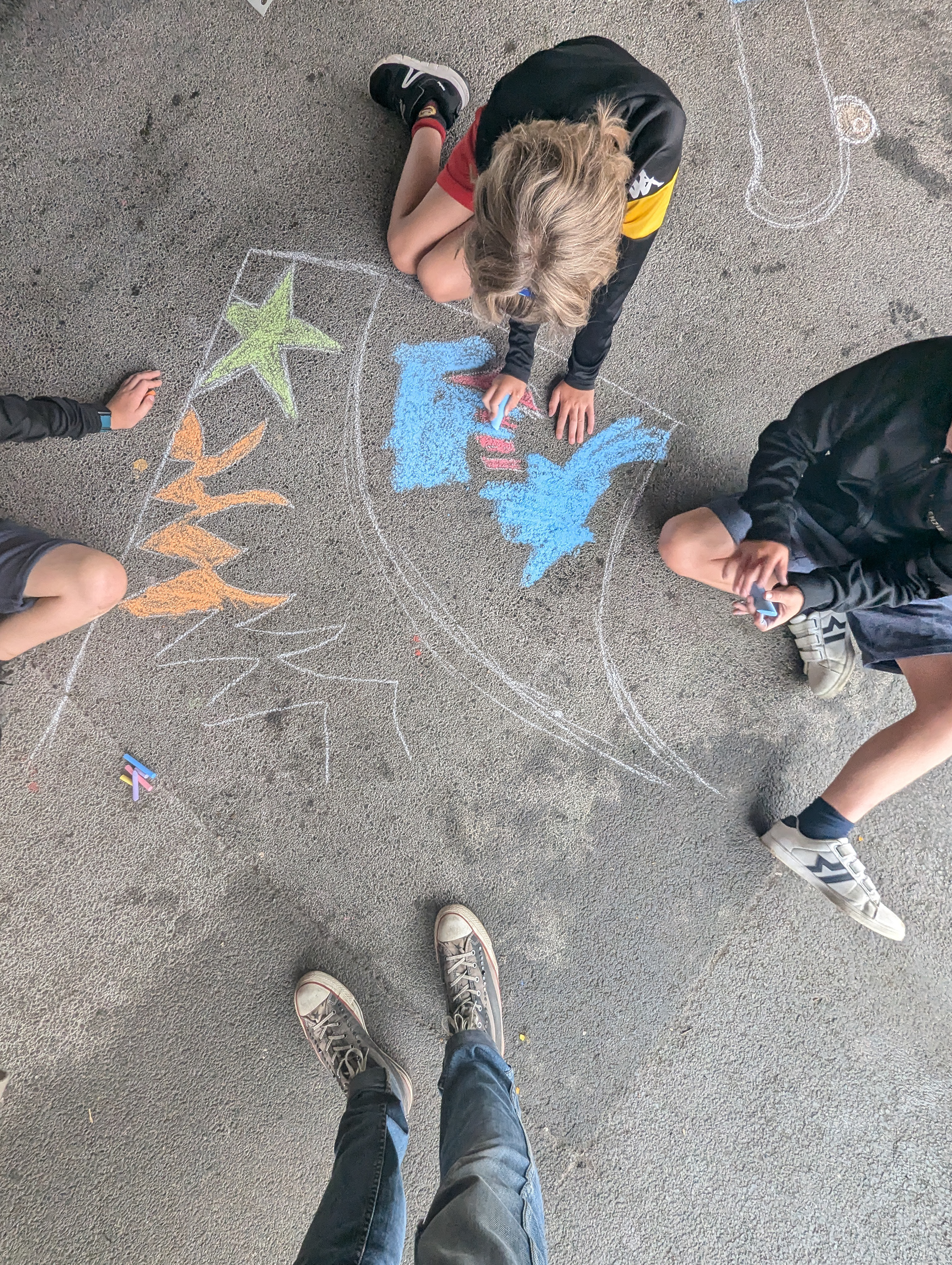 Dessins à la craie au sol en trompe-l'œil