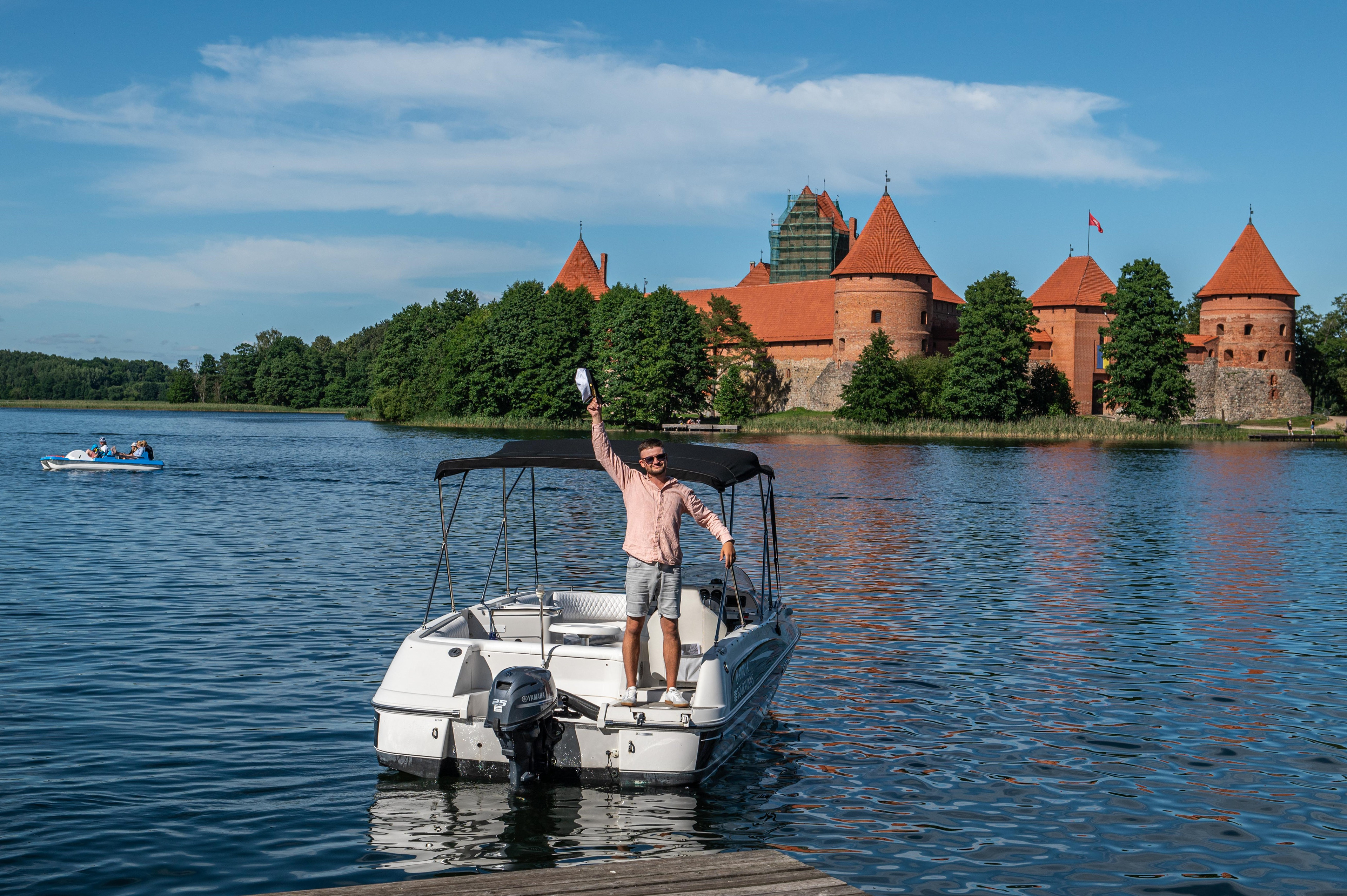 Su kapitonu Gžegošu  galima pasiplaukioti Trakuose Galvės ežere