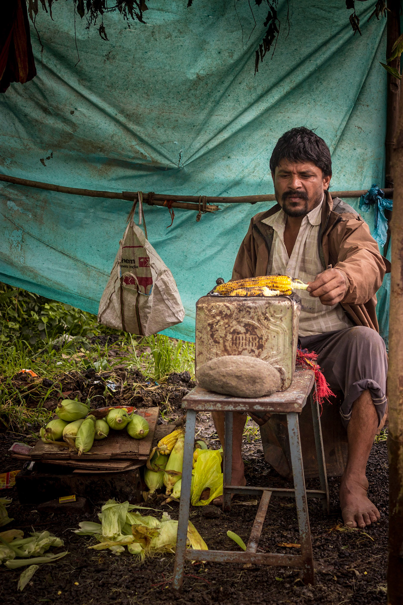 Typical during Indian monsoon season, you can see these small vendors selling corn roasted on hot coals