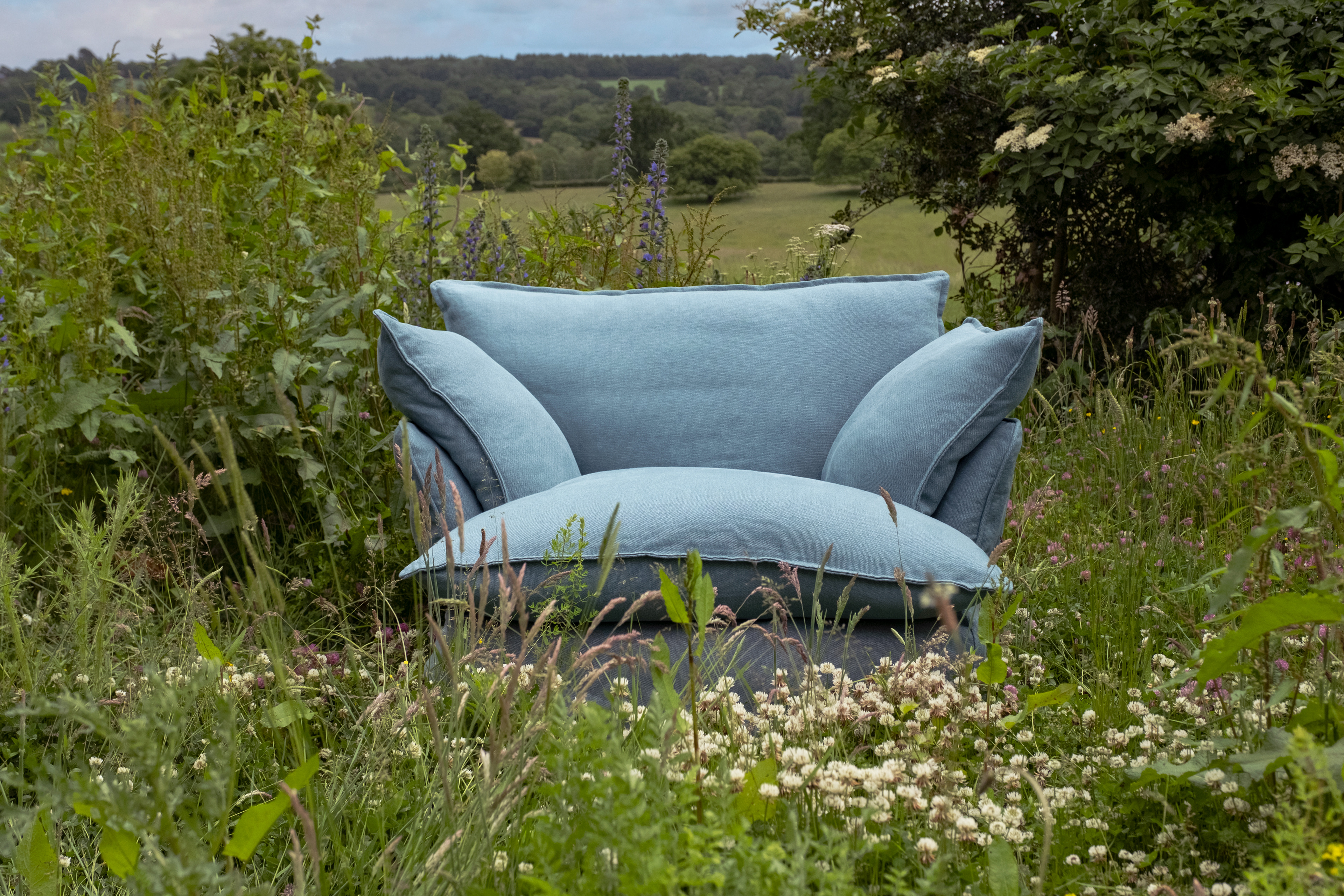 Amazonite 100% Linen - Song Short Pillow Edge Armchair