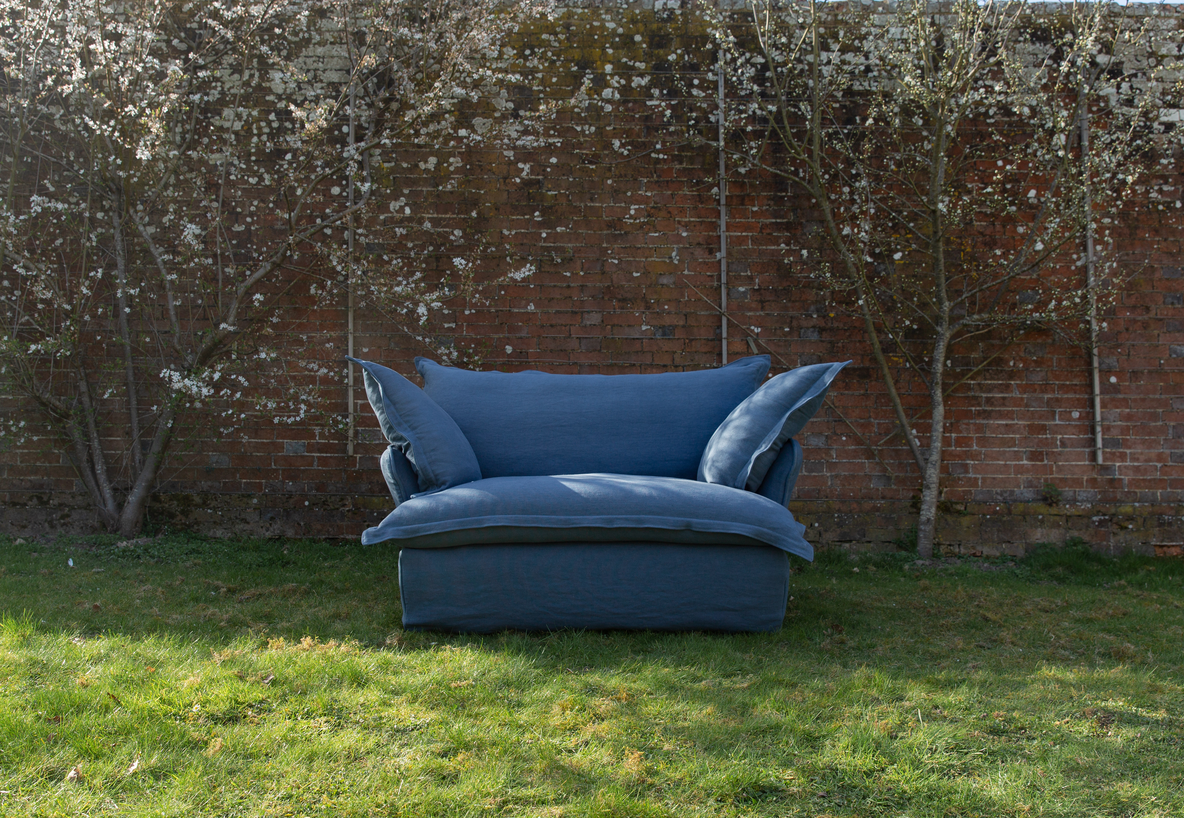 Angelite 100% Linen - Song Pillow Edge Love Seat