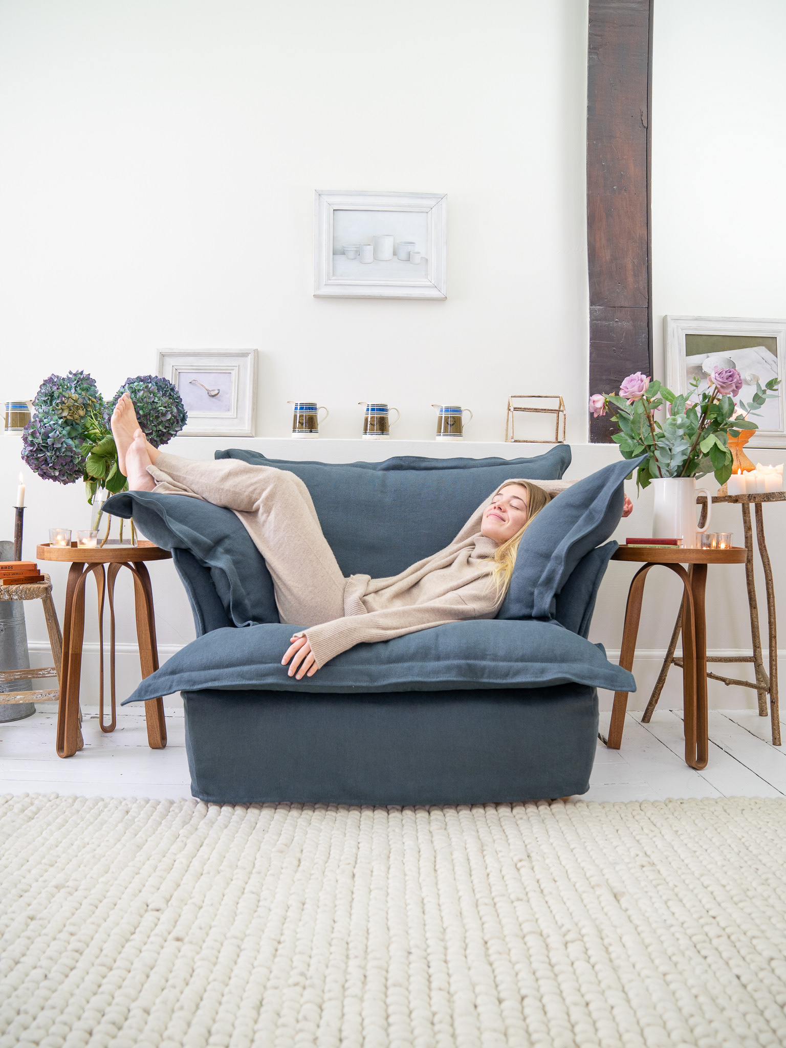 Hawk's Eye 100% Linen - Song Pillow Edge Armchair