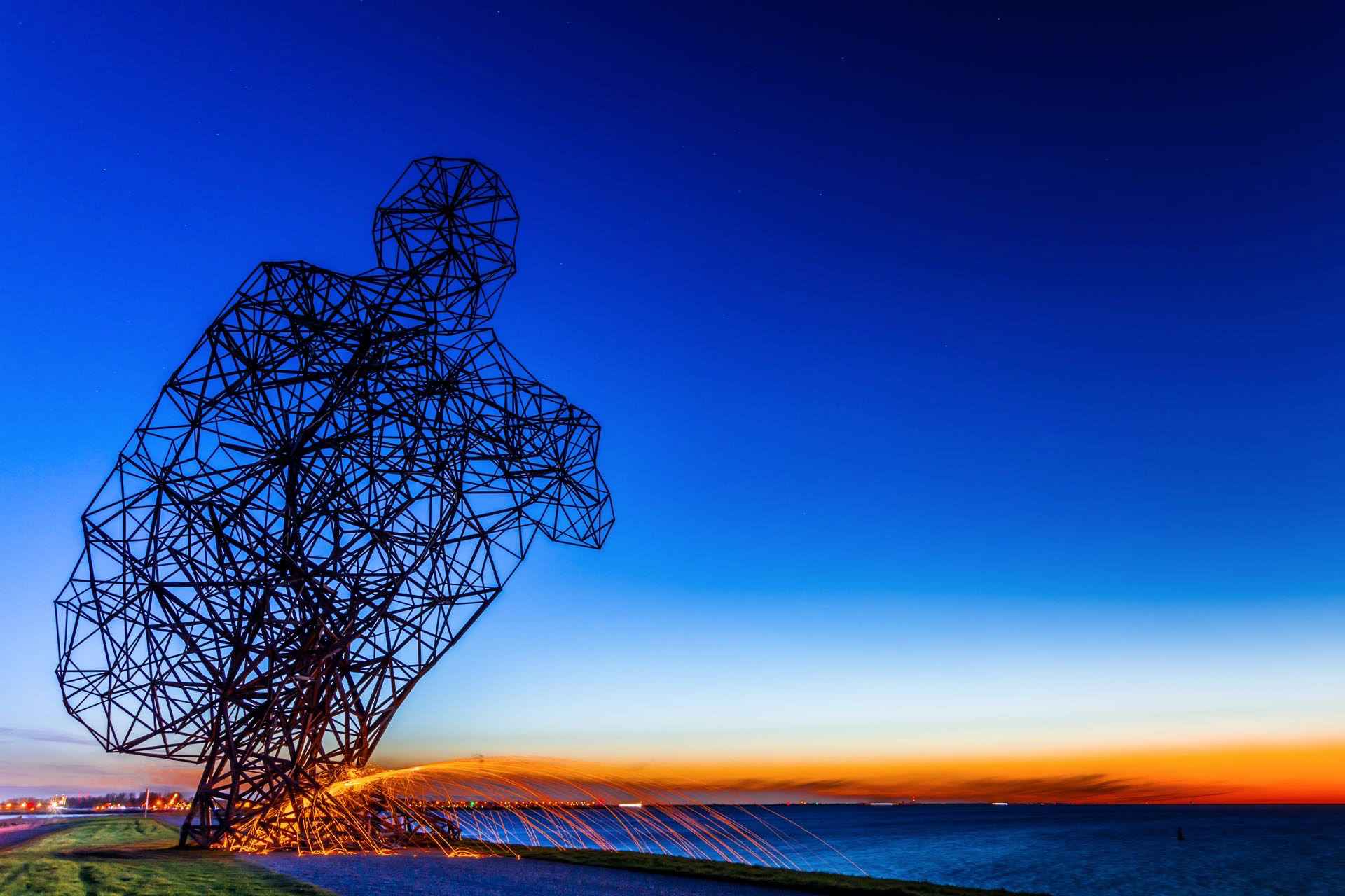 #AGE1002 Exposure (Hurkende Man)