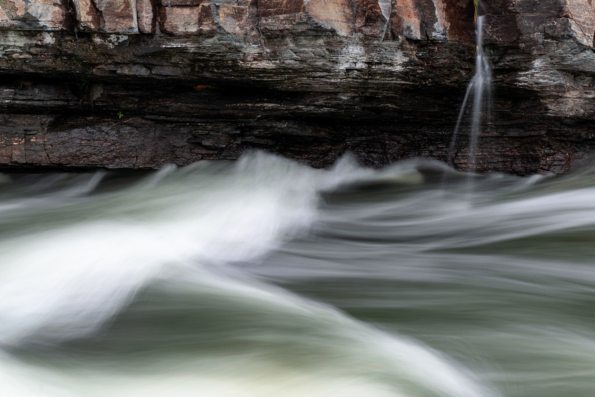 Another small section of the flow with a 1 sec exposure. In this case, I was intrigued with the small spray of water at the upper right.