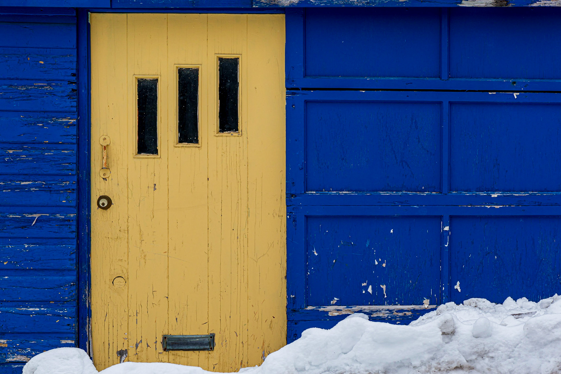 We speculated that the owner of this garage might have been a photographer or other artist since the yellow/blue contrast seemed so dramatic and intentional.