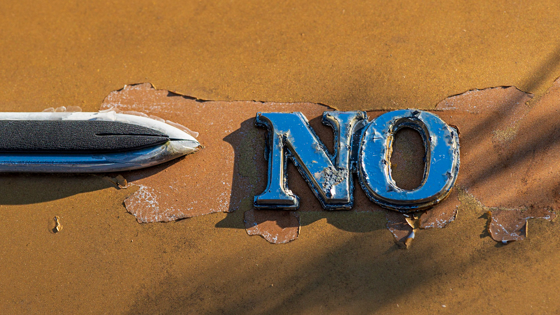 Words powerfully draw the eye, and here I have a blue/orange contrast to help, and if that wasn’t enough, I’ve also included the pointing section of trim. Perhaps the car laments it’s new home in the junkyard?