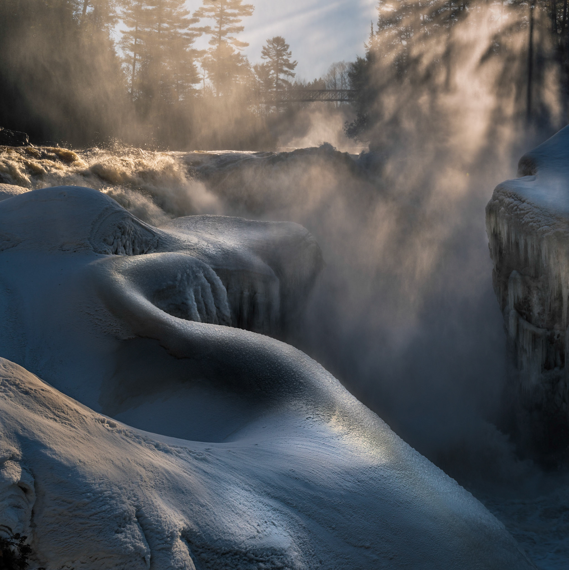 The sweeping curve of the cool foreground together with the warm background illuminated with rays from the sun are the key compositional elements of this shot.