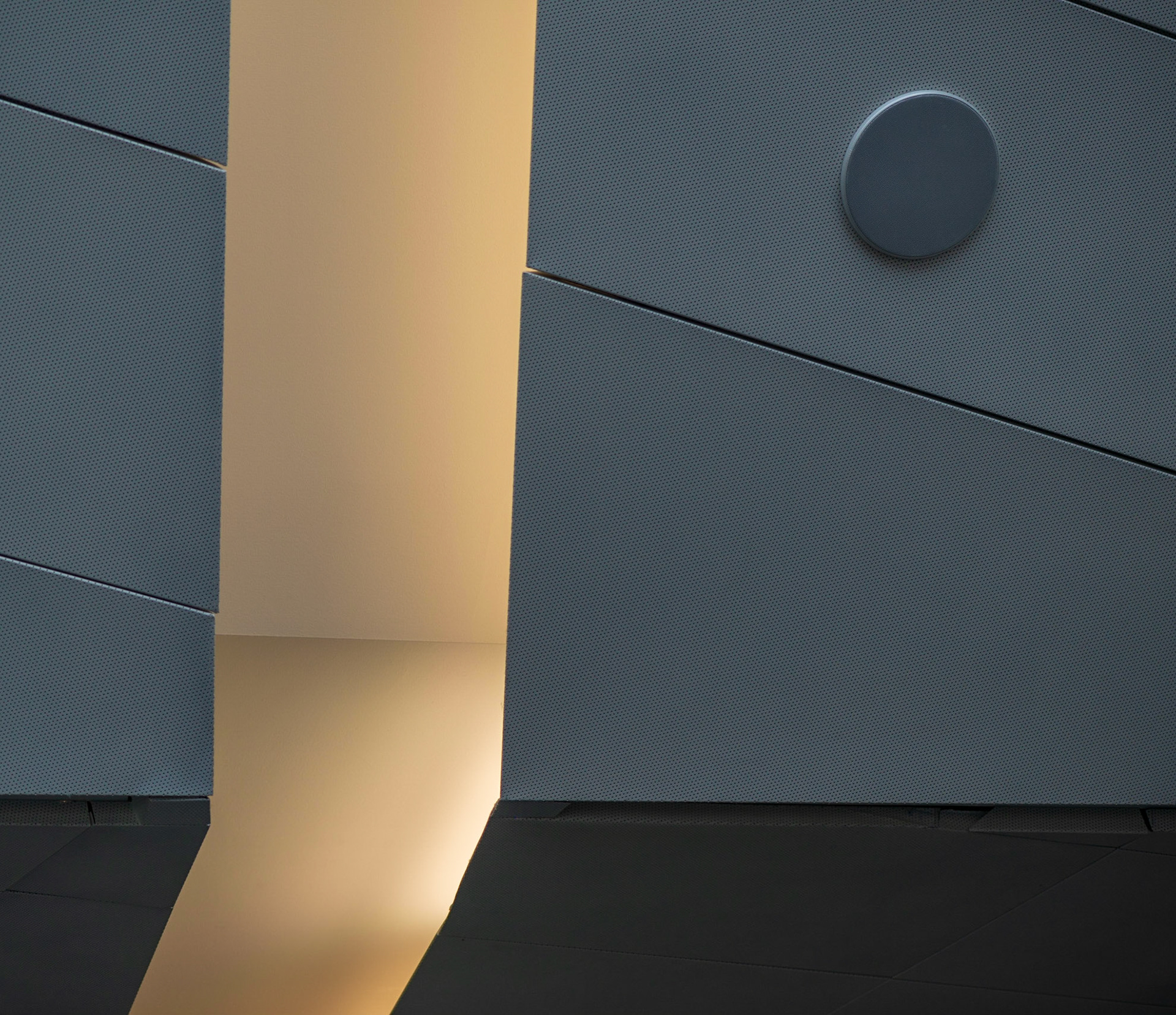 Basically a strong vertical line, with a dark horizontal line to ground the image at the bottom, and a circle in the upper right to balance the composition.